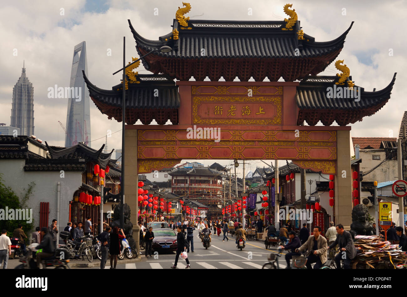 Beschäftigt Fangbang Verkehr am Altstadttor Kreuzung der südlichen Henan Road Hangpu District Shanghai Peoples Republic Of China Stockfoto