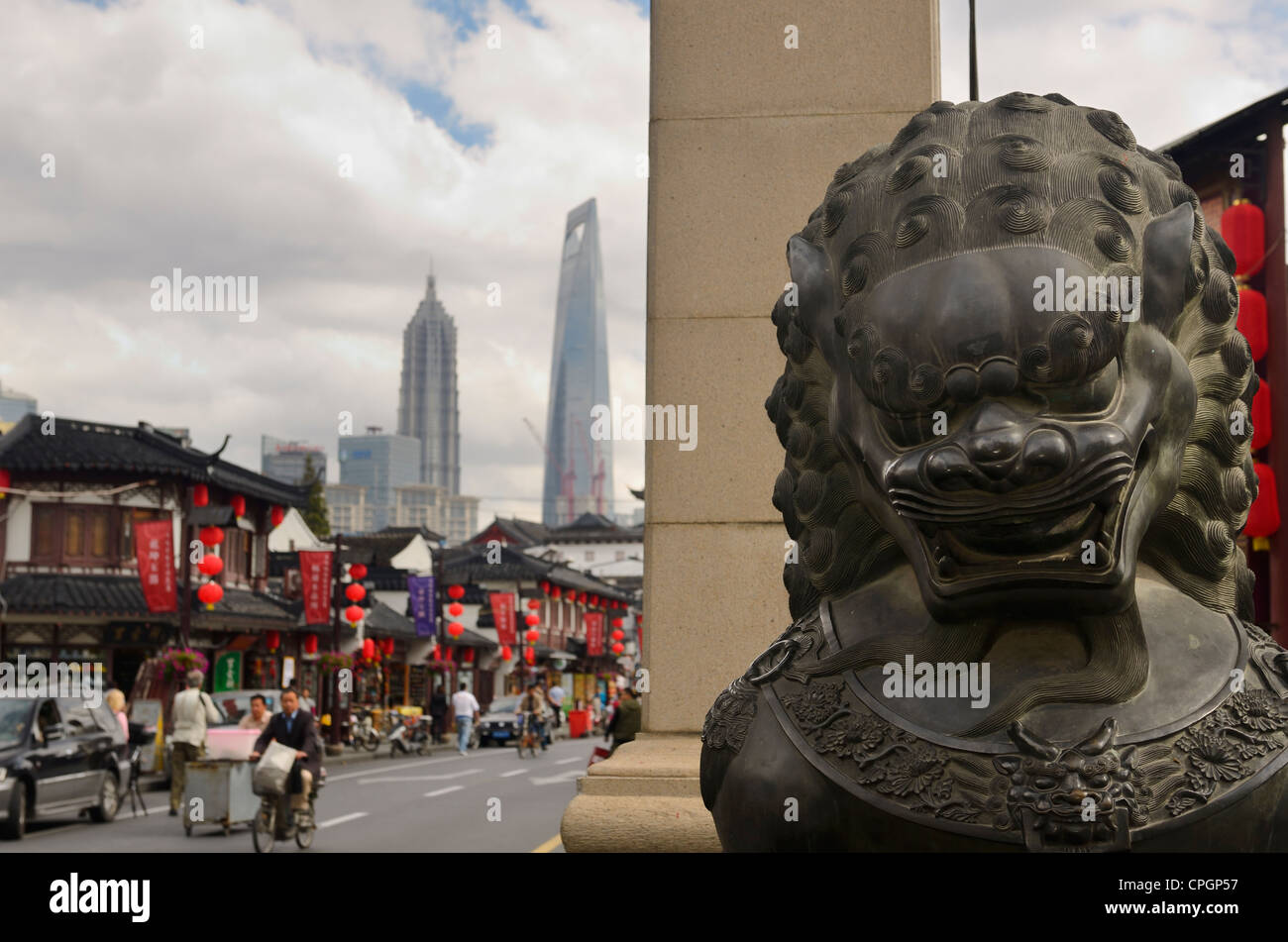 Bronzestatue Gesicht der männlichen Löwen bewacht das Tor zum Fangbang Straße alte Straße Shanghai Peoples Republic Of China Stockfoto