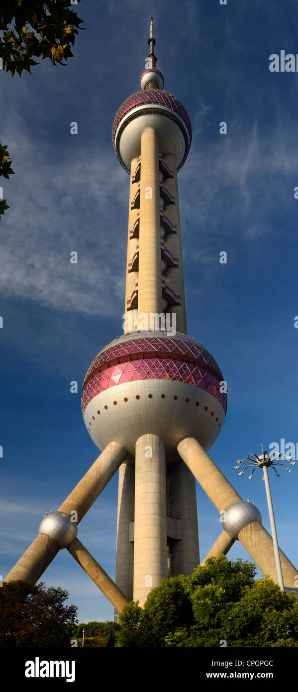 Oriental Pearl Radio & TV-Turm bei Sonnenuntergang mit Straßenlaterne in Shanghai Pudong District Volksrepublik China Stockfoto