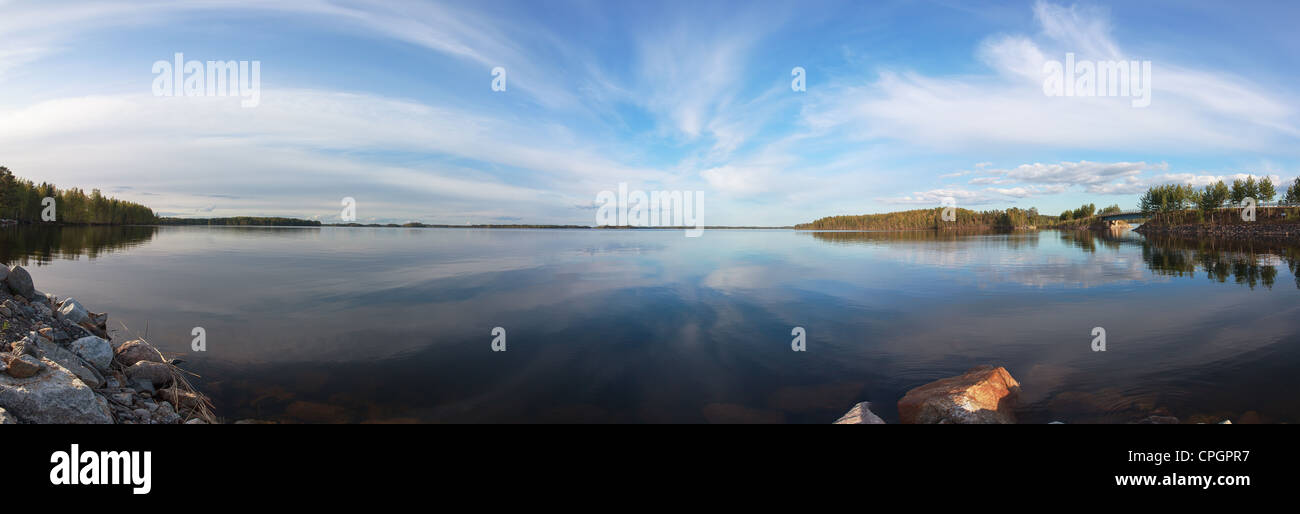 Wunderschönes Panorama über eine blaue See und Himmel Stockfoto
