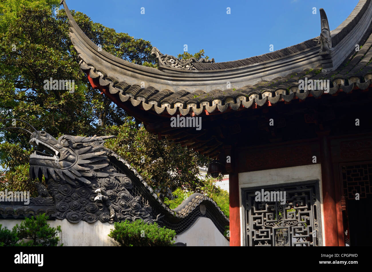 Drachenkopf von fünf Drachen Wand mit alten gut bei Yuyuang Garten Shanghai Volksrepublik China Pavillon Stockfoto