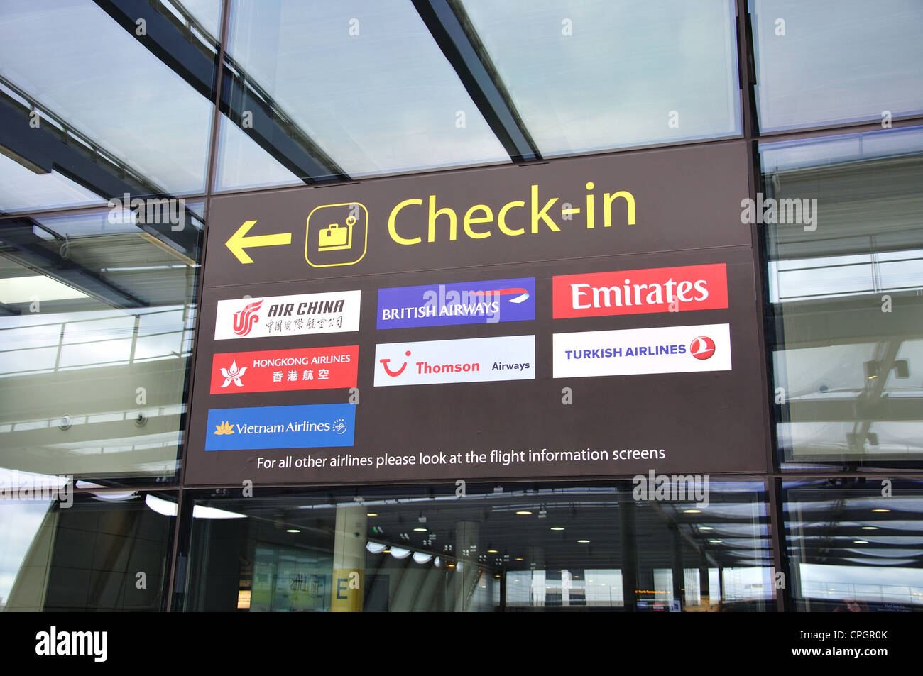 Check-in-Schild außerhalb Nord-Terminal, Flughafen London-Gatwick, Crawley, West Sussex, England, Vereinigtes Königreich Stockfoto