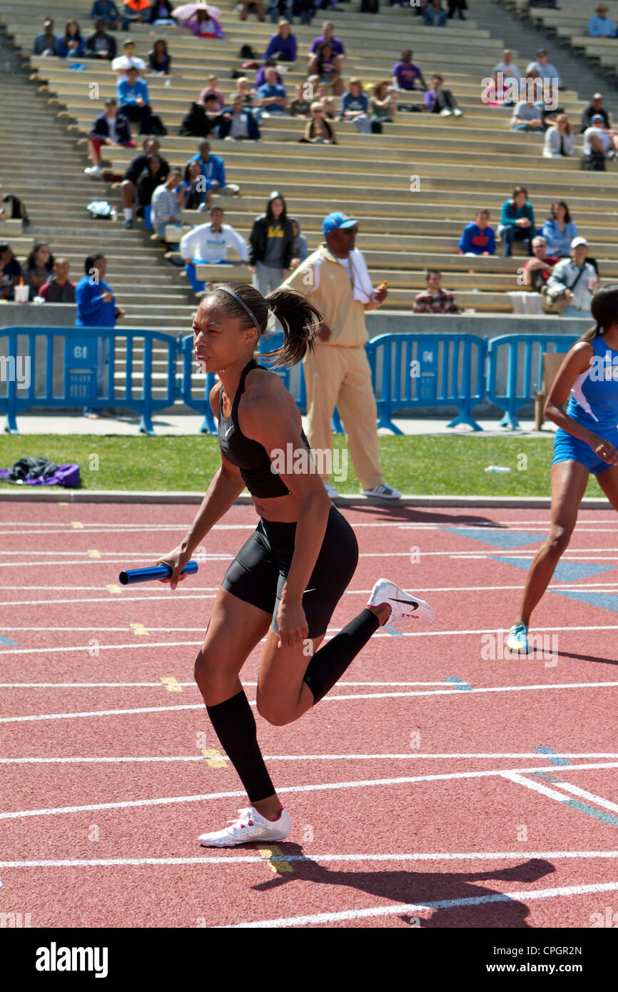 Die amerikanischen Sprinter Allyson Felix mit dem Taktstock in der Hand, die in einem Staffellauf an einem Leichtathletik Meeting in Drake Stadium UCLA Stockfoto