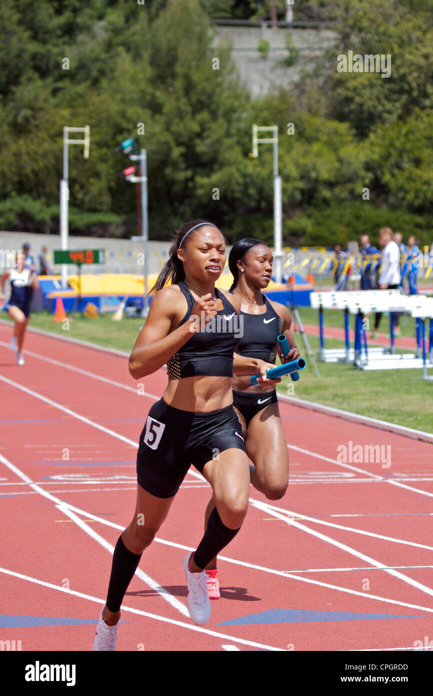 Die amerikanischen Sprinter Allyson Felix mit dem Taktstock in der Hand, die in einem Staffellauf an einem Leichtathletik Meeting in Drake Stadium UCLA Stockfoto