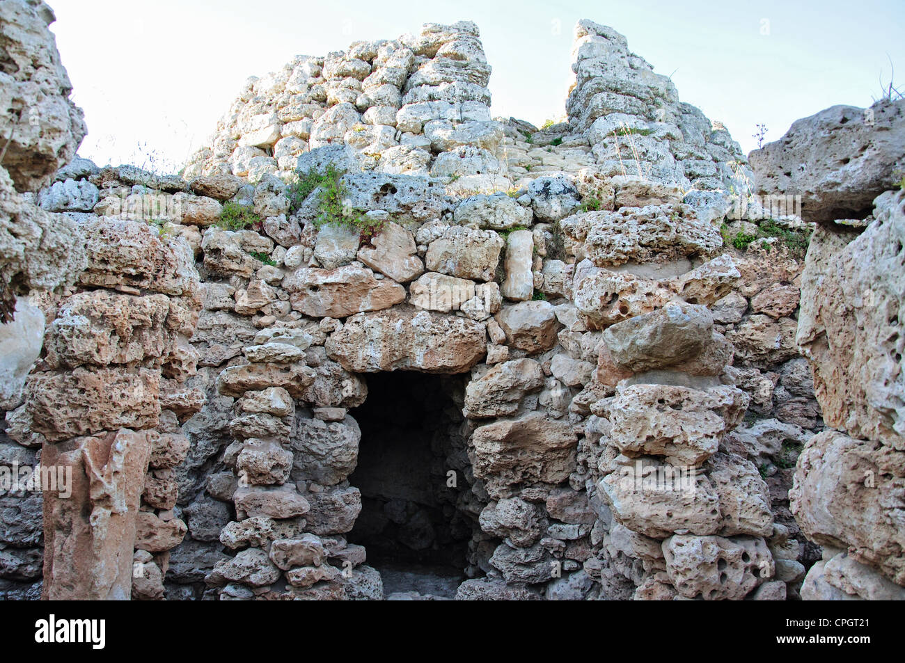 Eingang zum Talaiot in Talaiots de Cornia Bronzezeit archäologischen Stätte, Menorca, Balearen, Spanien Stockfoto