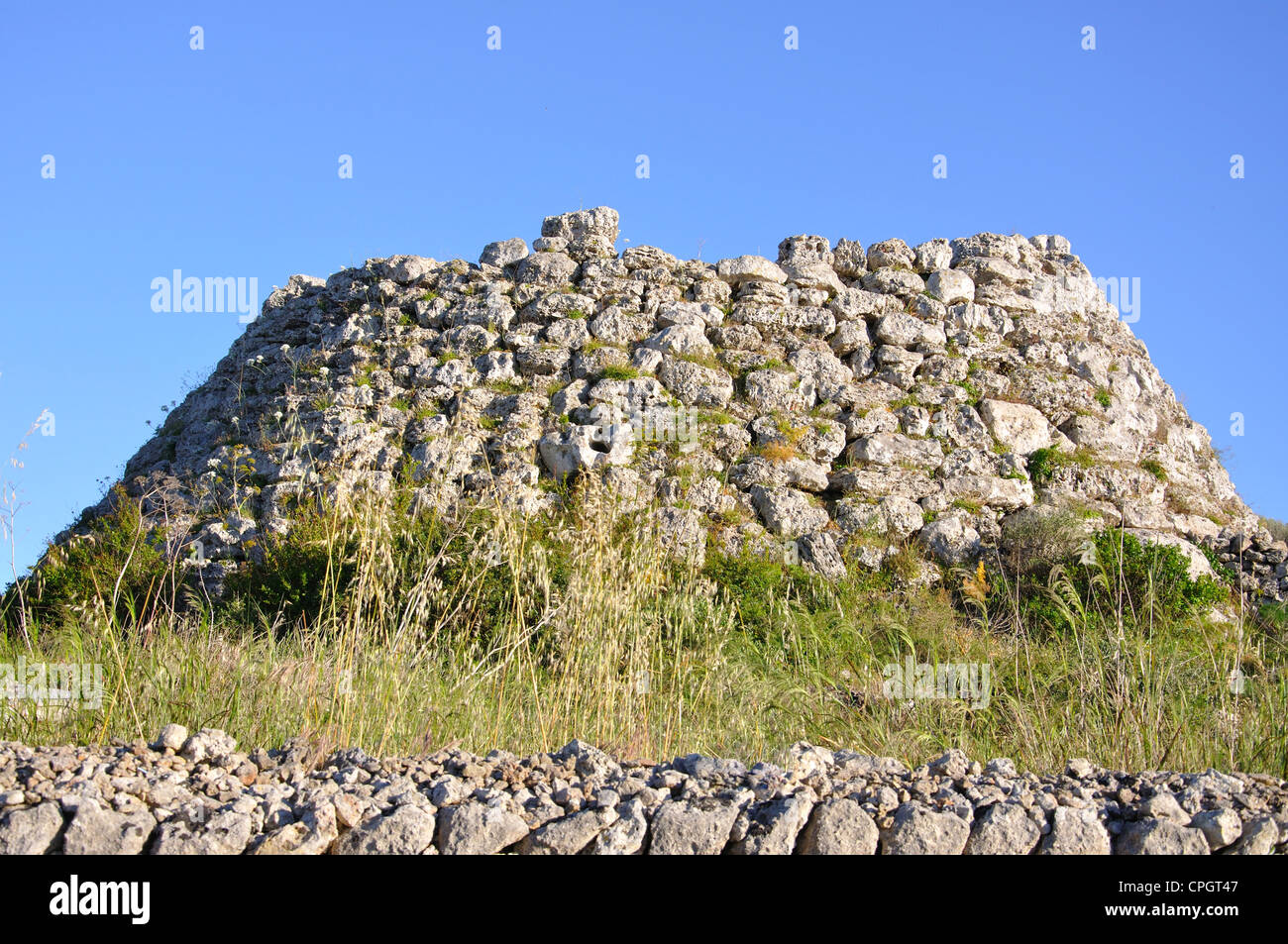 Talayot in Talaiots de Cornia Bronzezeit archäologischen Stätte, Menorca, Balearen, Spanien Stockfoto