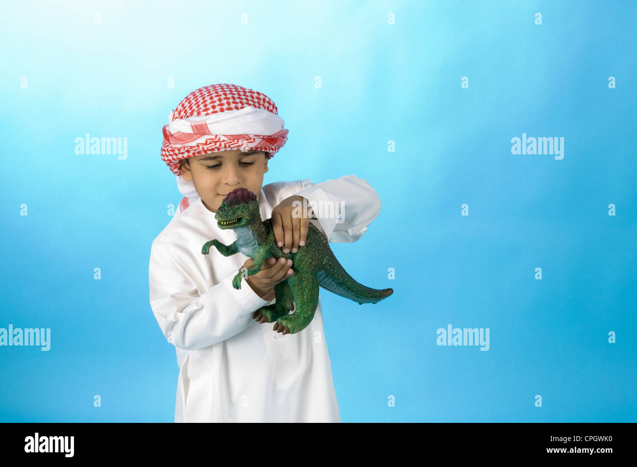 Arabische Jungen spielen mit Spielzeug Dinosaurier Stockfoto