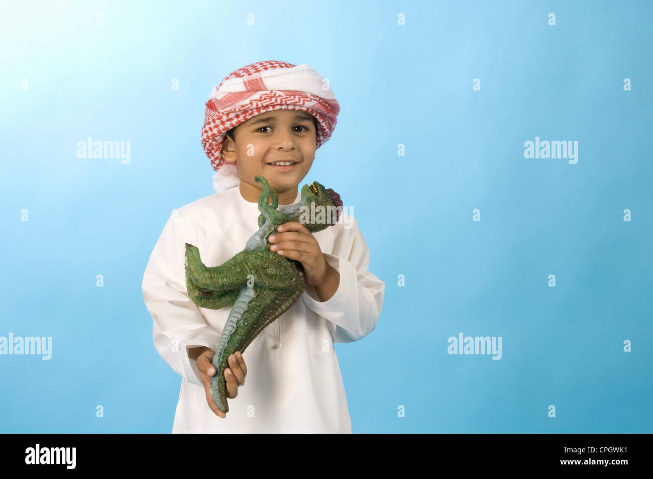 Arabische Jungen spielen mit Spielzeug Dinosaurier Stockfoto