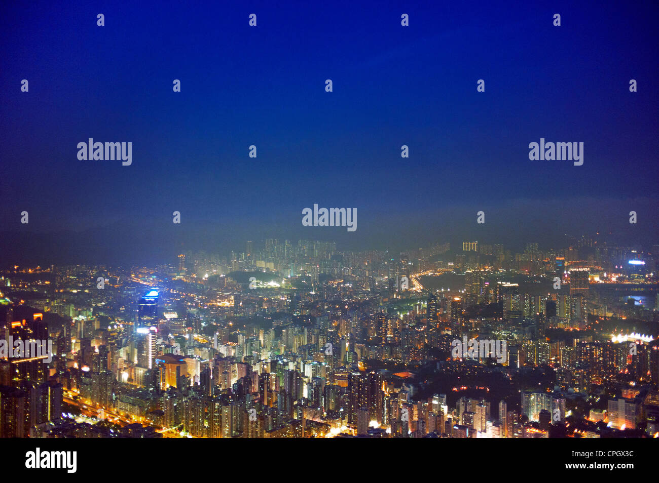 Eine Luftaufnahme von Kowloon in der Nacht vom International Commerce Centre Stockfoto