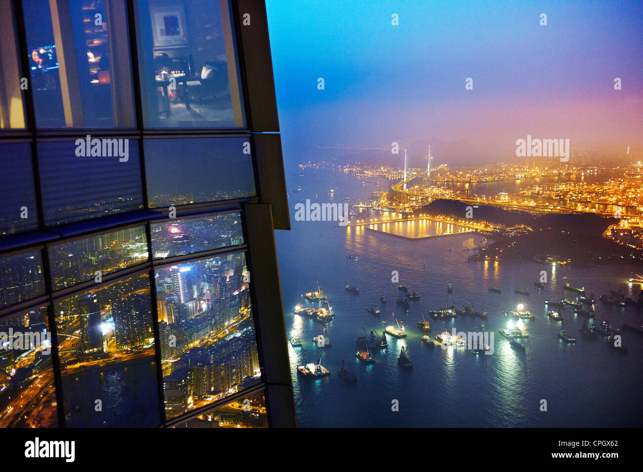 Eine Luftaufnahme von Kowloon in der Nacht vom International Commerce Centre Stockfoto
