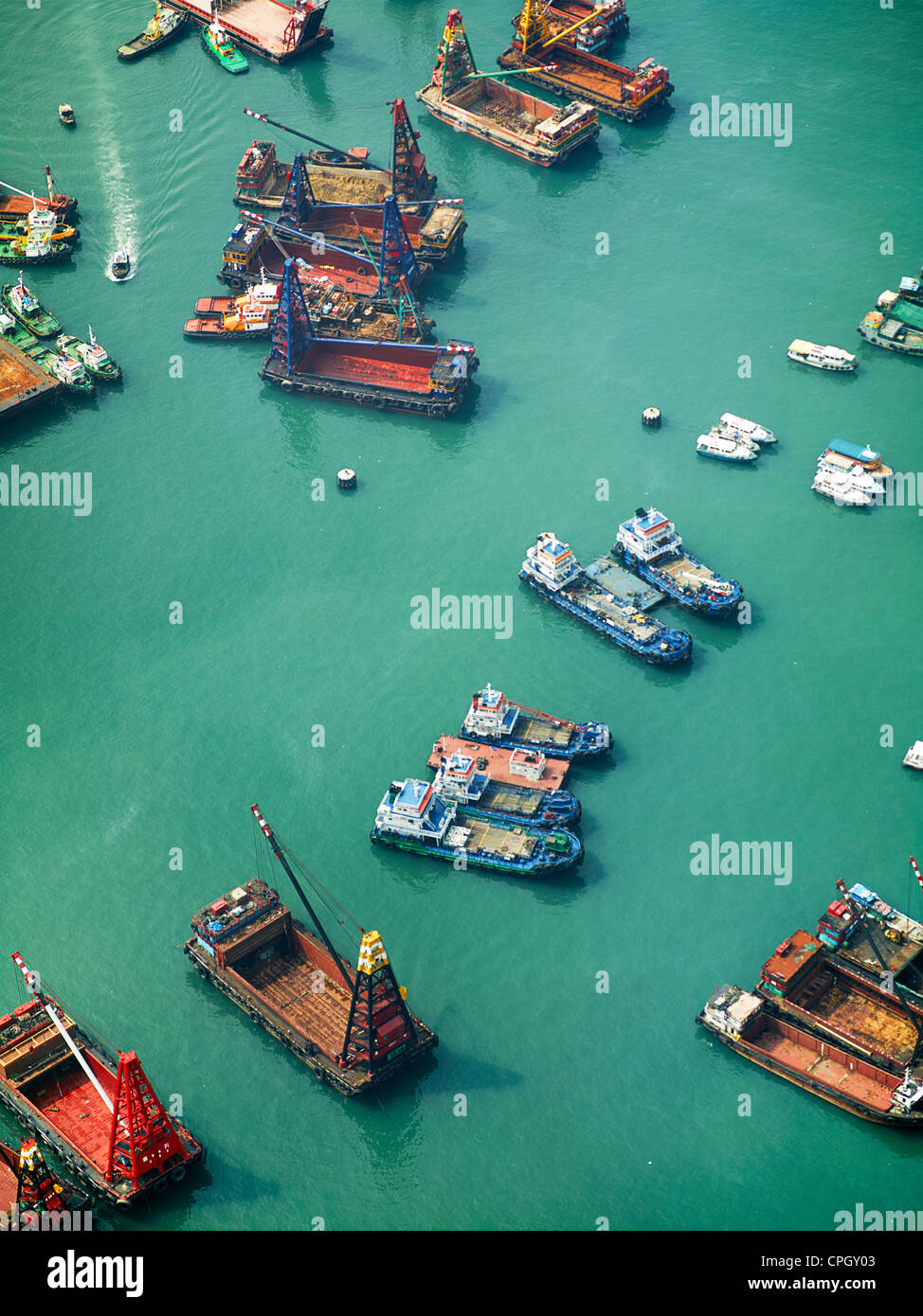 Luftaufnahme von Hong Kong Schiffen, Containern und Frachtschiffen im Victoria Harbour. September 2011. Stockfoto