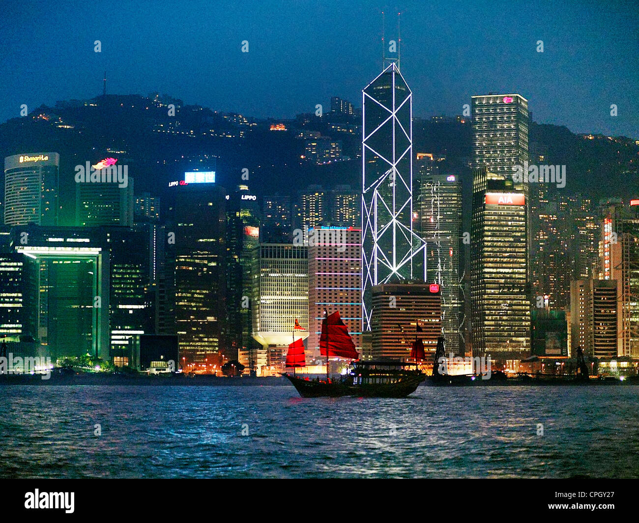 Ein Alter Stil Hong Kong Junk-Boot segelt im Victoria Harbour in Hongkong bei Nacht. Stockfoto