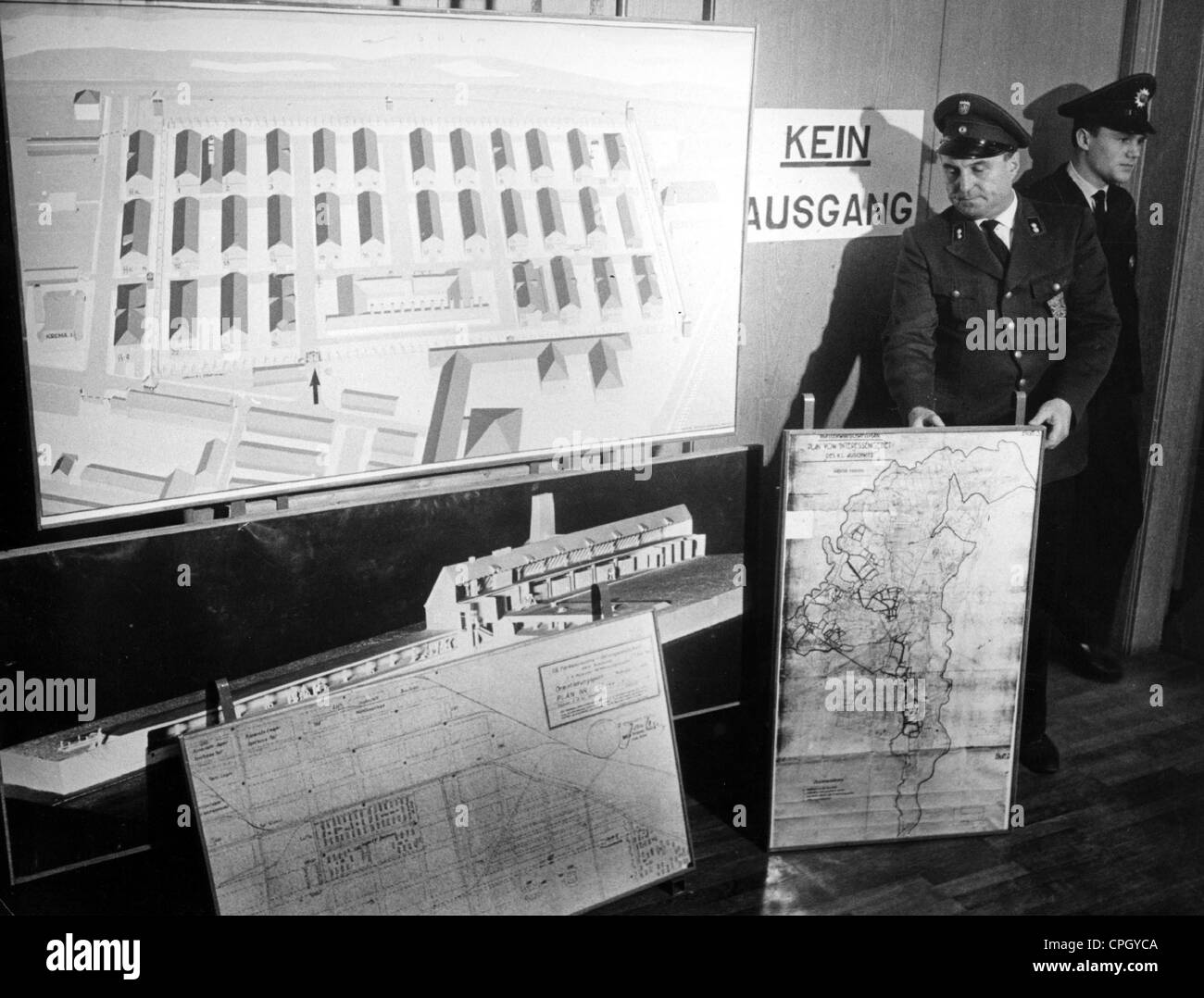 Justiz, Prozesse, Auschwitz-Prozesse, 1. Prozess 1963 - 1965, Frankfurt am Main, Eröffnung, 22.12.1963, Karte, Skizze und Modell des Vernichtungslagers Auschwitz-BirkenauNazi-Deutschland, Drittes Reich, Nationalsozialismus, Judenverfolgung, Verbrechen, KZ Auschwitz, Prozess, Westdeutschland, 1960er, 1960er, 1960er, 20. Jahrhundert, historisch, historisch, Menschen, Zusatzrechte-Clearenzen-nicht vorhanden Stockfoto