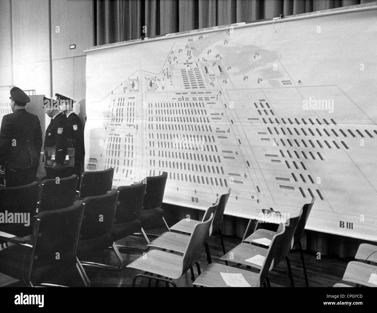Justiz, Prozesse, Auschwitz-Prozesse, 1. Prozess 1963 - 1965, Frankfurt am Main, Eröffnung, 22.12.1963, Karte des Vernichtungslagers Auschwitz-Birkenau, Nazi-Deutschland, Drittes Reich, Nationalsozialismus, Judenverfolgung, Verbrechen, KZ Auschwitz, Prozess, Westdeutschland, 1960er, 1960er, 1960er, 20. Jahrhundert, historisch, historisch, Menschen, Zusatzrechte-Clearenzen-nicht vorhanden Stockfoto