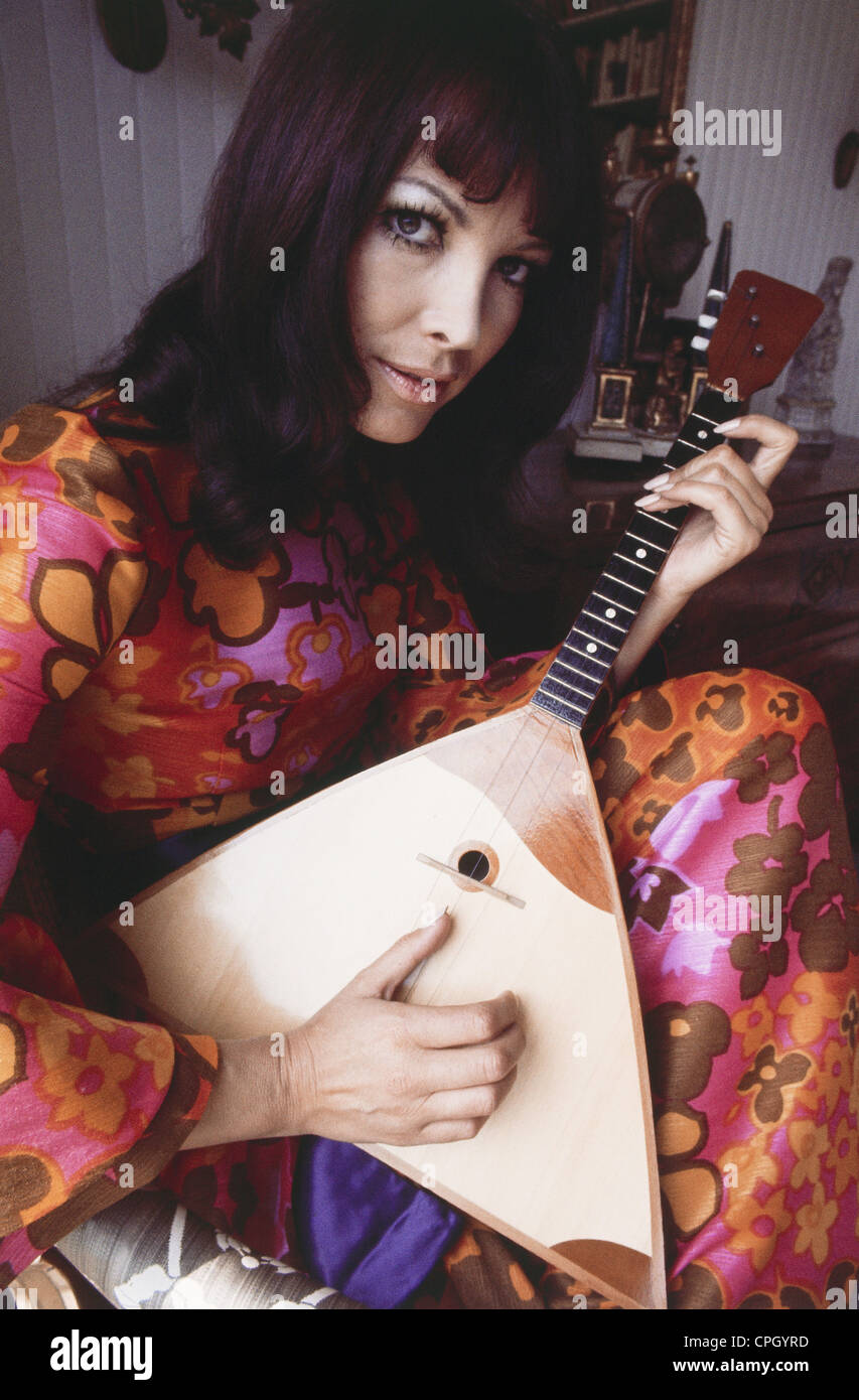 Schuermann, Petra, 15.9.1935 - 13.1.2010, deutsche Schauspielerin, TV-Moderatorin, halbe Länge, zu Hause, 1970er Jahre, Stockfoto