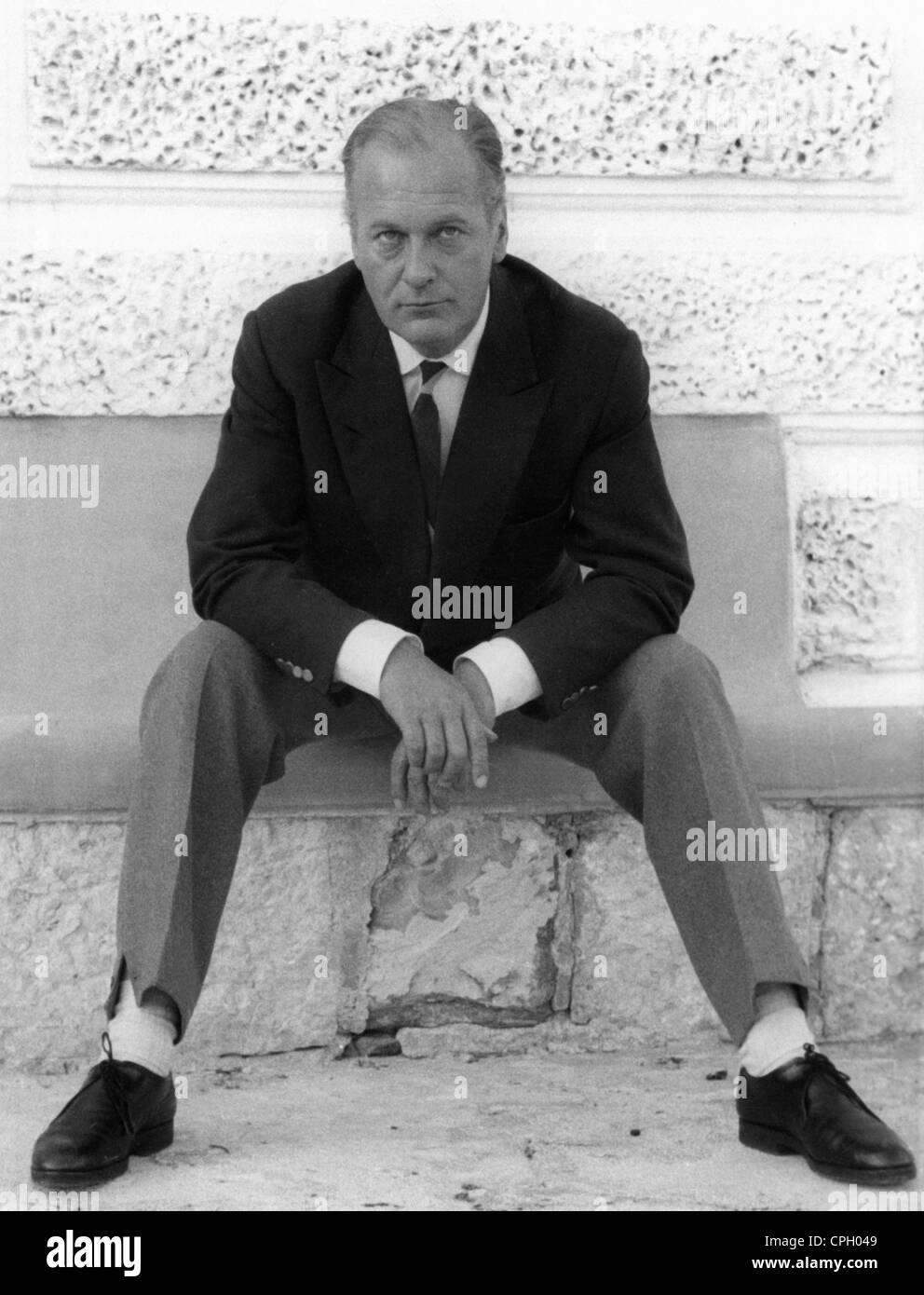 Juergens, Curd, 13.12.1915 - 18.6.1982, deutscher Schauspieler, halbe Länge, auf einer Bank sitzend, 1950er Jahre, Stockfoto
