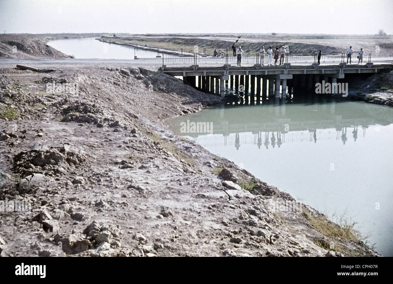 The karakum desert canal Fotos und Bildmaterial in hoher Auflösung