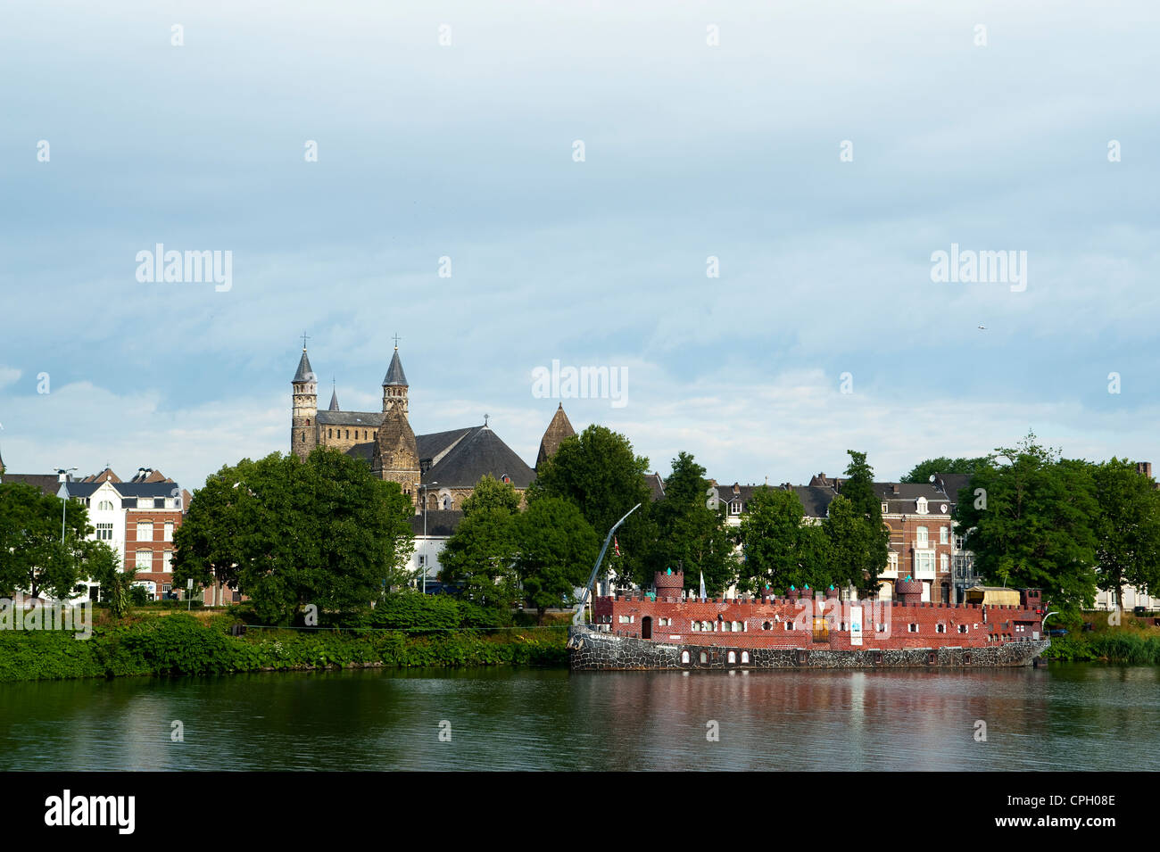 Basilika 'Onze Lieve Vrouwebasiliek' und 'Vlotburg"(schwimmendes Dorfmuseum), Maastricht, Limburg, Niederlande, Europa. Stockfoto