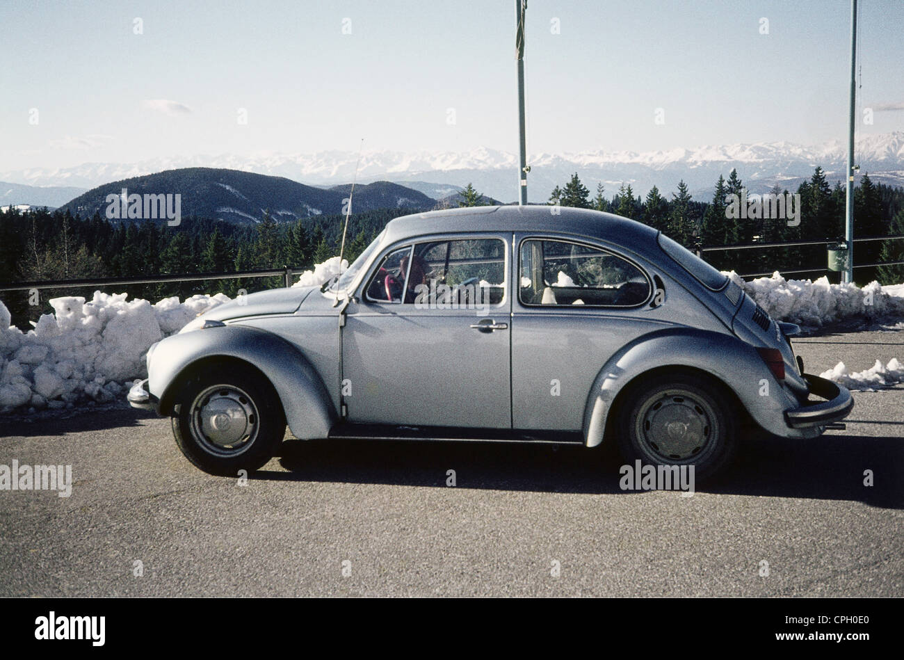 Transport / Transport, Auto, Fahrzeugvarianten, Volkswagen, VW Käfer, silberne Version auf Parkplatz in der Nigerstraße, Rosengarten, Südtirol, Italien, 1975, Zusatzrechte-Abfertigungsgebühren-nicht vorhanden Stockfoto