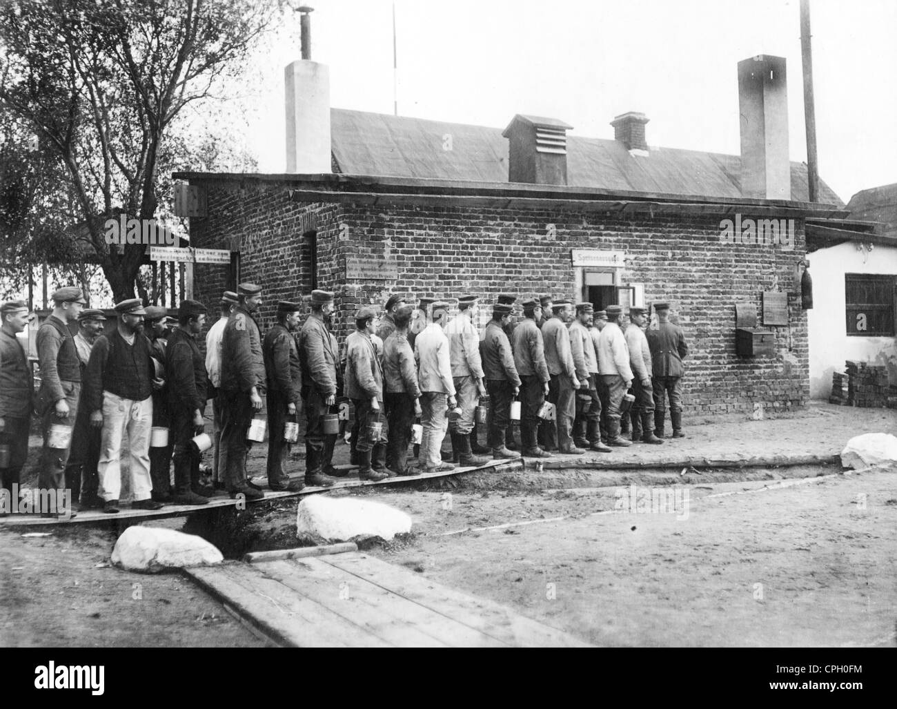 Veranstaltungen, erster Weltkrieg / 1. Weltkrieg, Rückbereich, Ostfront, Waggonlager der Wehrmacht Woyrsch in Linova, Russland, 1916/1917, Zusatzrechte-Freiräumungen-nicht vorhanden Stockfoto