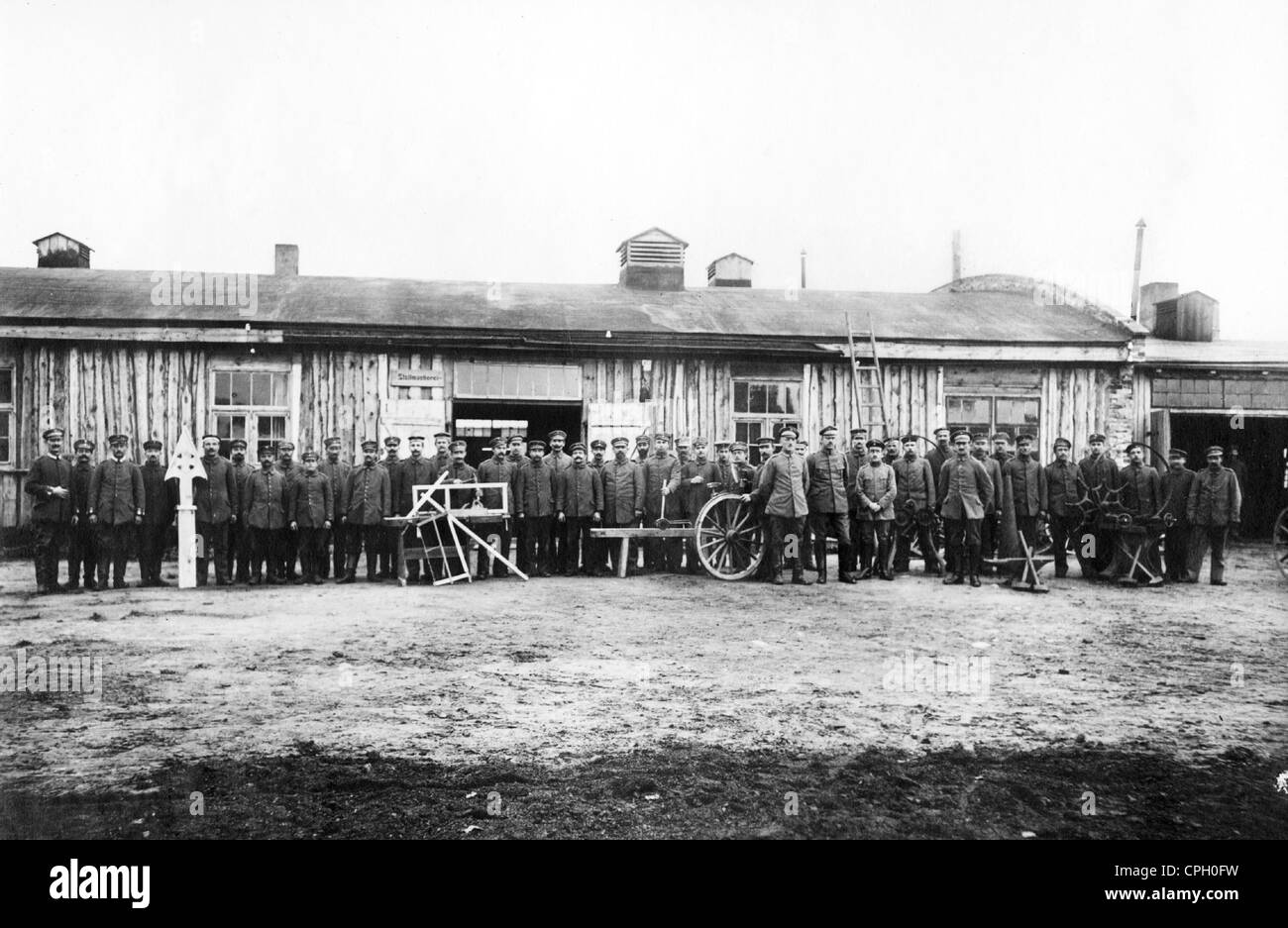 Veranstaltungen, erster Weltkrieg / 1. Weltkrieg, Rückbereich, Ostfront, Waggonlager der Wehrmacht Woyrsch in Linova, Russland, 1916/1917, Zusatzrechte-Freiräumungen-nicht vorhanden Stockfoto