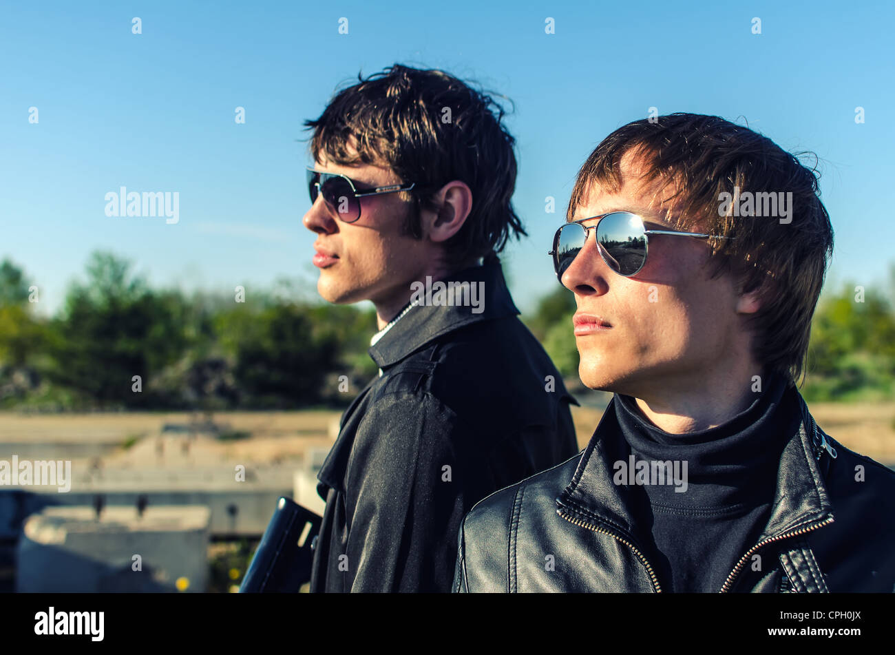 Porträt von zwei harte Jungs in Gläsern Stockfoto