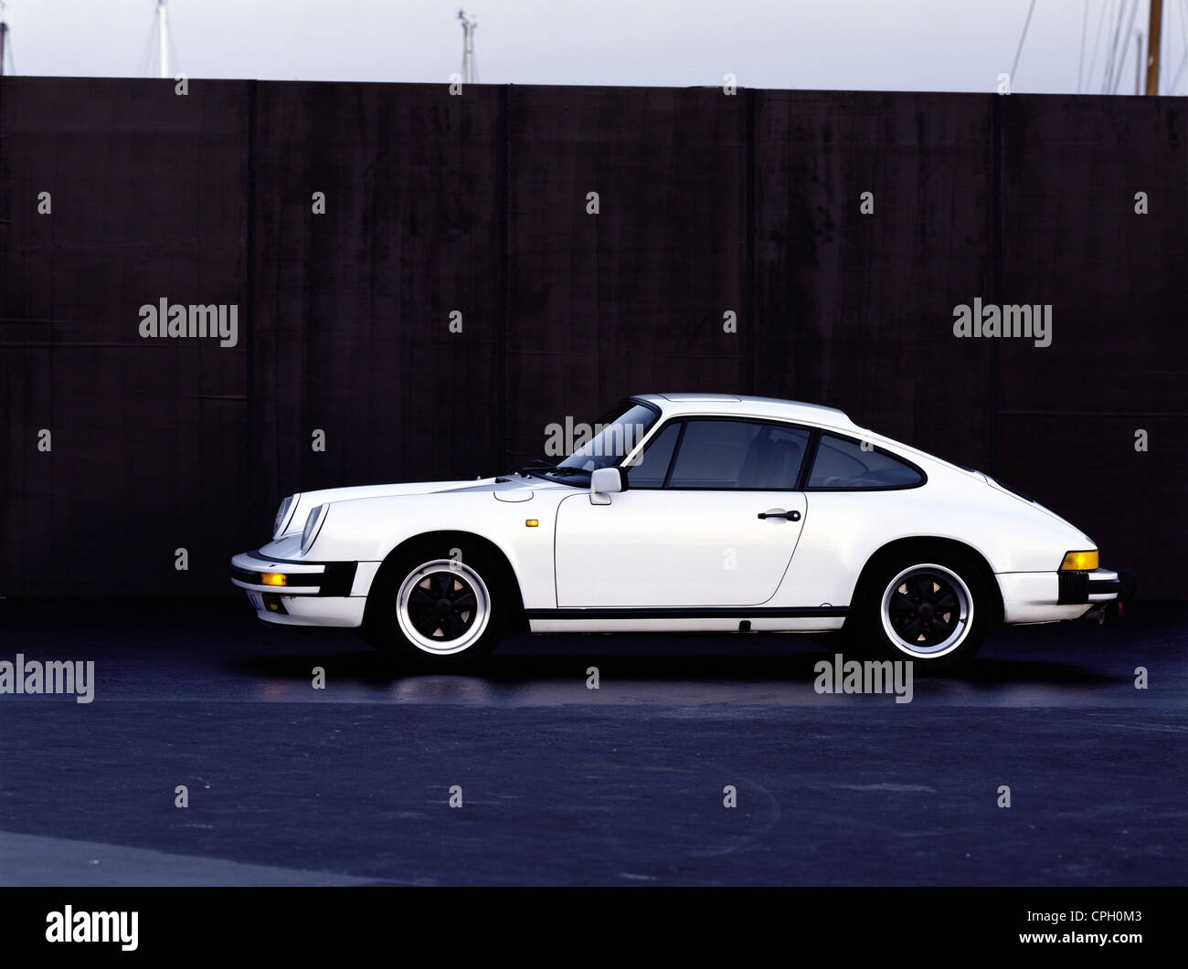 Transport / Transport, Auto, Fahrzeugvarianten, Porsche 911, Carrera 3.2 Coupé, Baujahr: 1984, weiß, Studioaufnahme, Seitenansicht, 1980er, 80er, 20. Jahrhundert, historisch, Sportwagen, Roadster, Sportwagen, Roadster, Automobil, Automobile, stromlinienförmig, Zusatzrechte-Abräumungen-nicht vorhanden Stockfoto