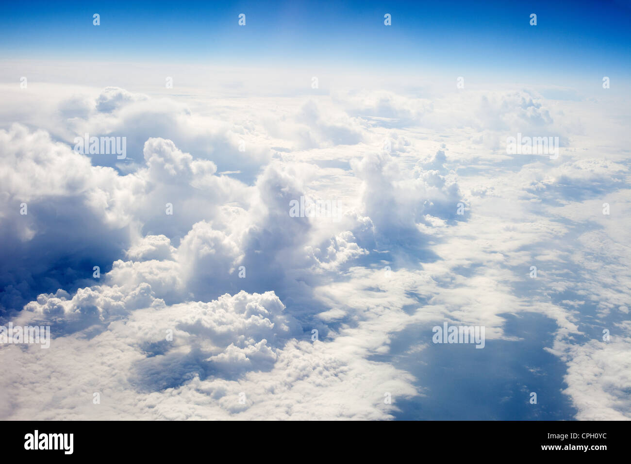 Über den Wolken - Höhe in der Nähe von 9000 m Stockfoto