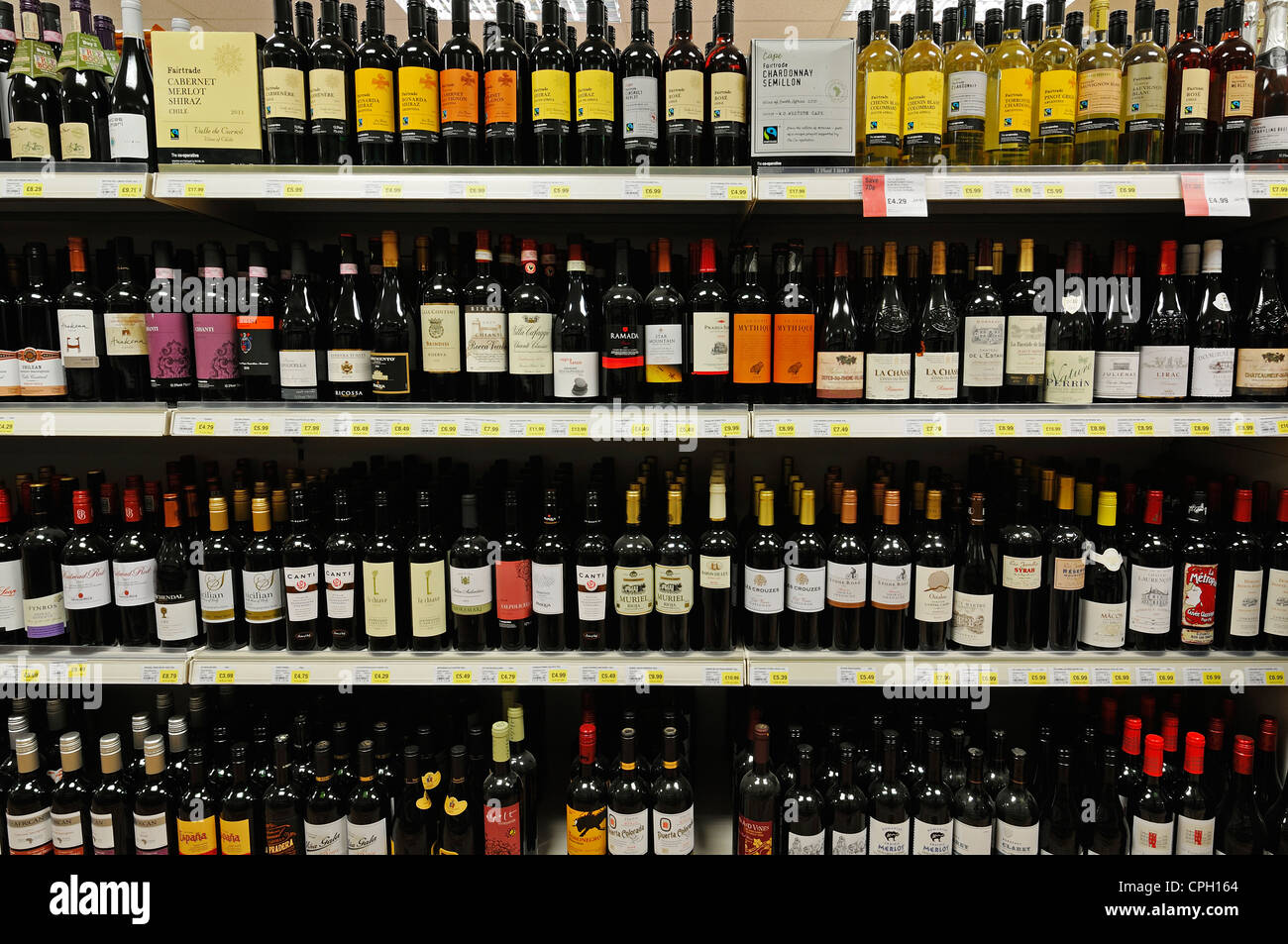 Wein in den Regalen eines Supermarktes, UK. Stockfoto