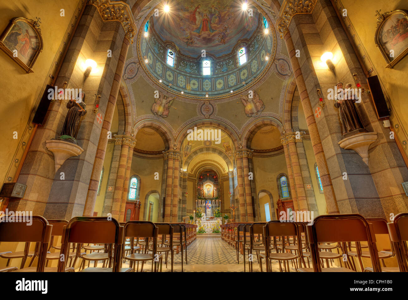 Madonna Moretta katholische Kirche Interieur in Alba, Norditalien. Stockfoto