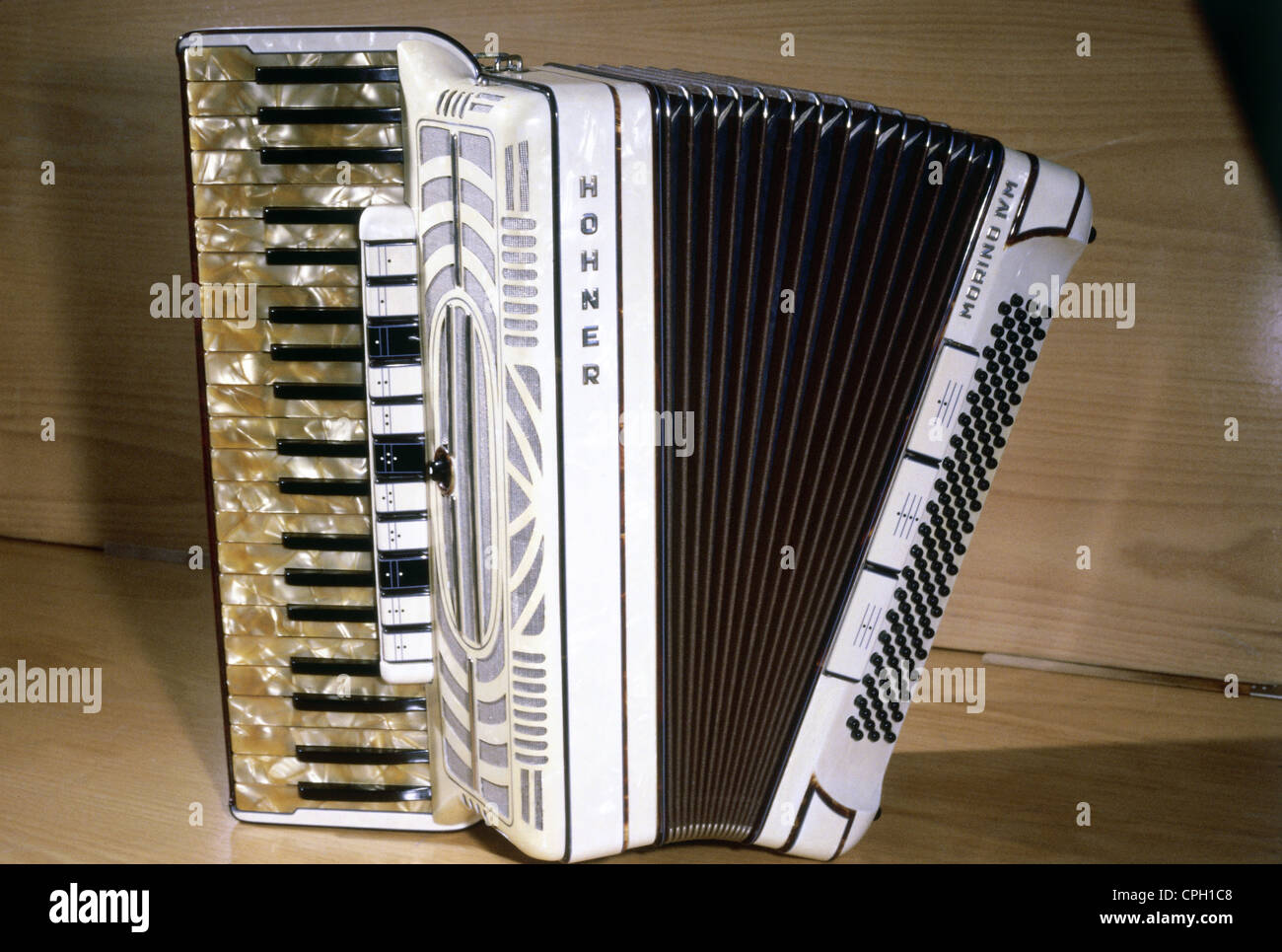 Musik, Instrument, Keyboarder, Akkordeon, Hohner 'morino' IV M,  Deutschland, , zusätzliche-Rights-Clearences-not available Stockfotografie  - Alamy