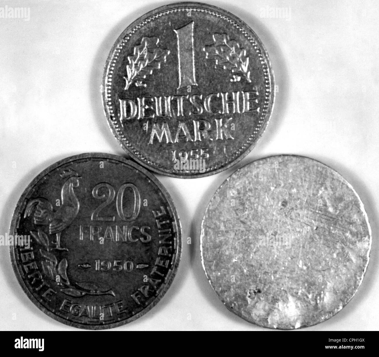 Justiz, Schwerkriminalität, Betrug, Münzen aus einer Automate, 1 Mark, 20 Franc, Metallscheibe, Hamburg, Deutschland, 19.8.1957, Zusatzrechte-Clearences-nicht vorhanden Stockfoto