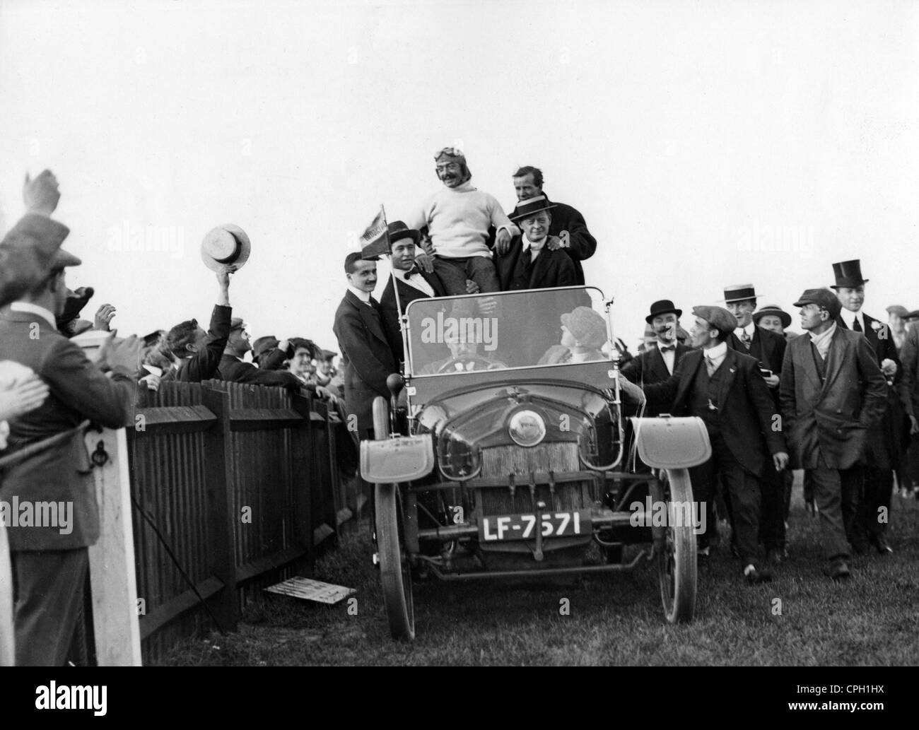 Pegoud, Adolphe, 13.6.1889 - 31.8.1915, französischer Flieger, wird von Fans, Brooklands, Surrey, England, 1913, bejubelt. Stockfoto