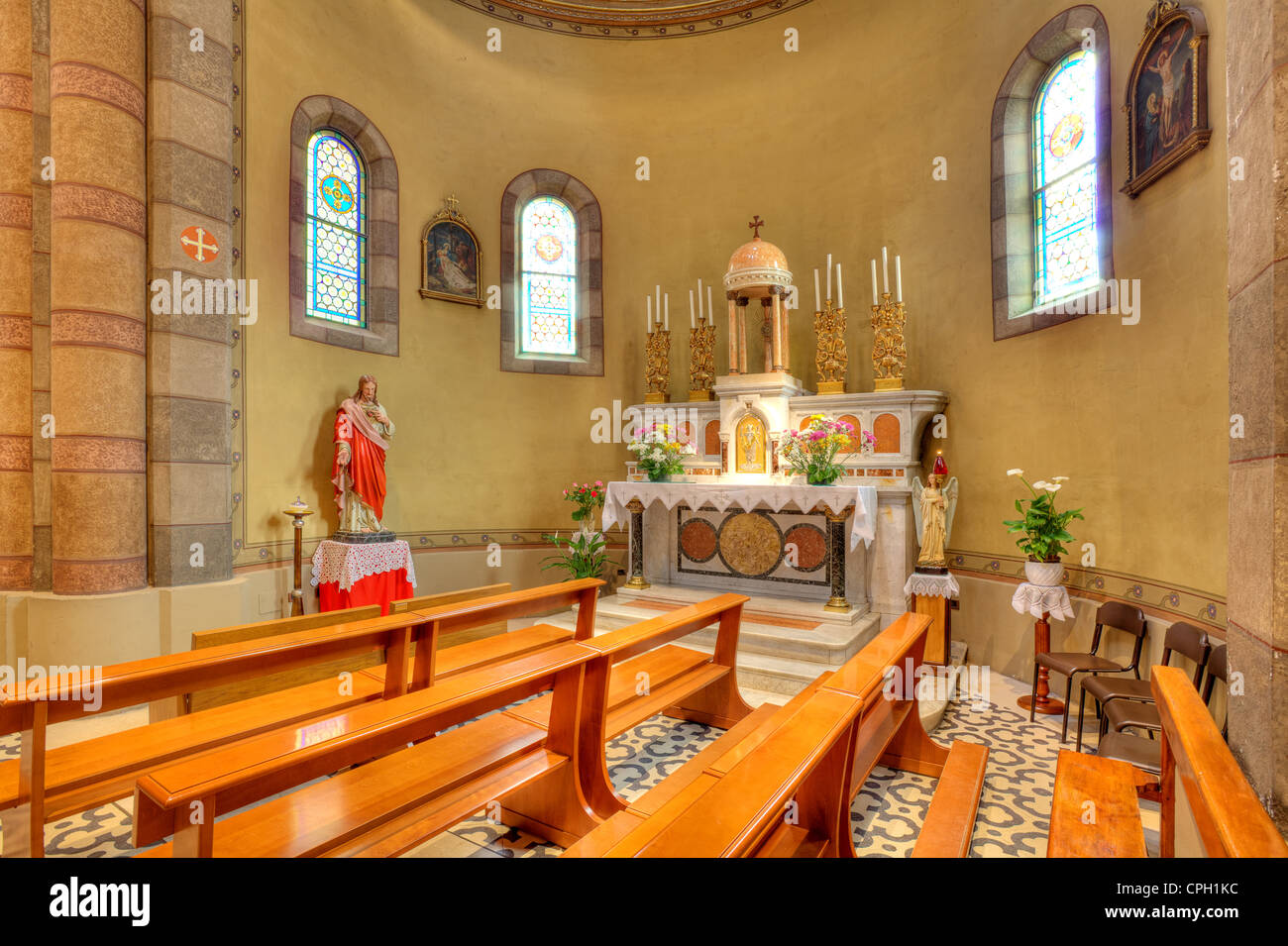 Statue von Jesus und Altar innerhalb der katholischen Kirche in Alba, Norditalien. Stockfoto