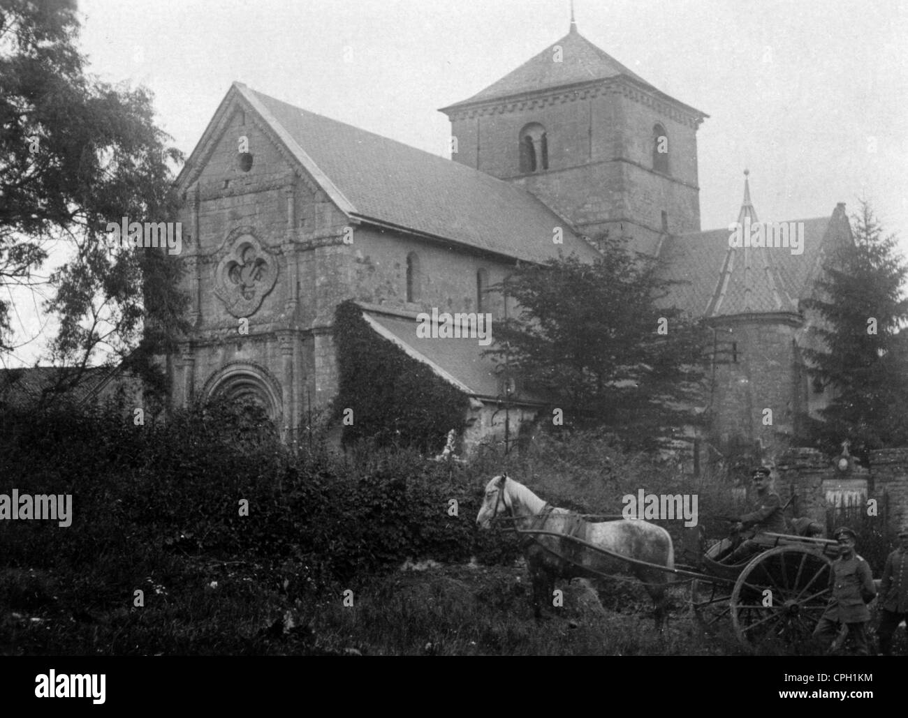 Veranstaltungen, erster Weltkrieg / 1. Weltkrieg, Rückseite, Westfront, Deutsche Soldaten mit Pferd und Wagen vor der Kirche von Sorey, Frankreich, 21.6.1916, Zusatz-Rechte-Clearences-nicht vorhanden Stockfoto