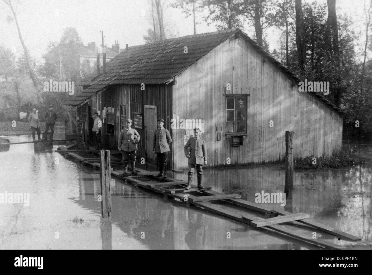 Veranstaltungen, erster Weltkrieg / 1. Weltkrieg, Hinterbereich, Westfront, Soldaten einer deutschen Eisenbahneinheit vor ihrer Küchenbaracke während einer Überschwemmung, Frankreich, 20.10.1916, Zusatzrechte-Freiräumungen-nicht vorhanden Stockfoto