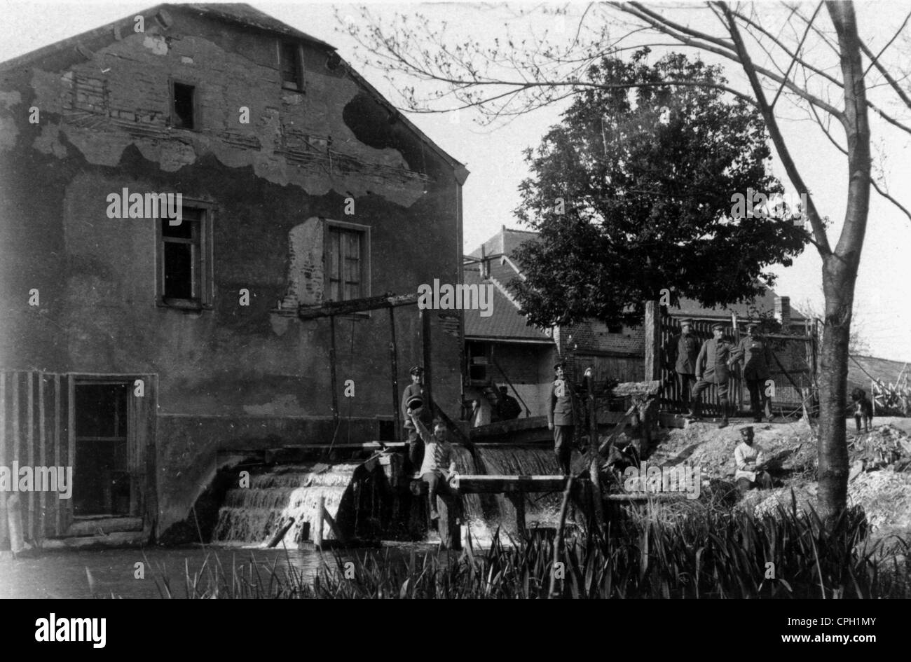 Ereignisse, erster Weltkrieg / 1. Weltkrieg, Westfront 1915 - 1918, Deutsche Soldaten vor einer Wassermühle bei Juniville, Frankreich, 30.4.1916, 20. Jahrhundert, historisch, 1910er, 10er, Armee, Militär, Deutschland, Deutsches Reich, Reich, Besetzung, Rückbereich, Zusatzrechte-Clearences-nicht vorhanden Stockfoto