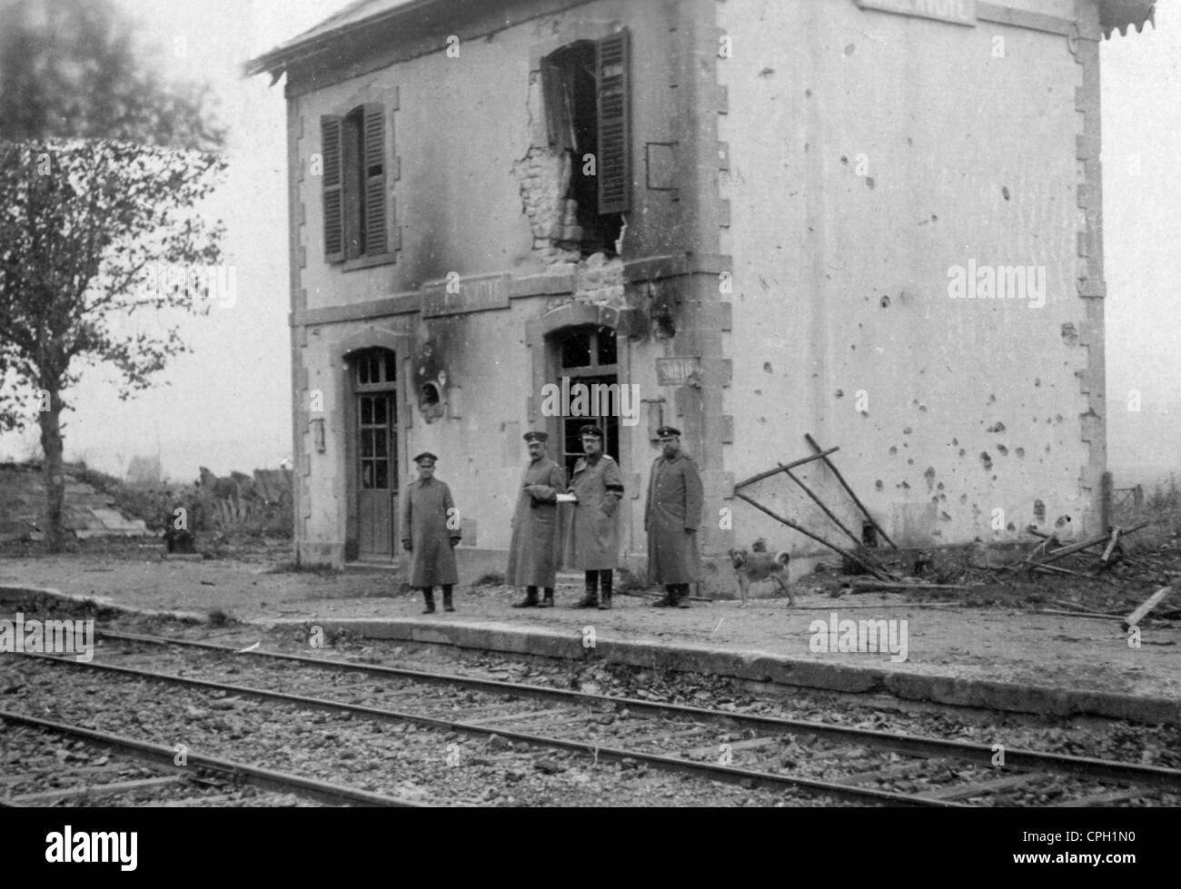 Ereignisse, erster Weltkrieg / 1. Weltkrieg, Westfront 1915 - 1918, Deutsche Soldaten vor einem beschädigten Bahnhof, Frankreich, 24.10.1916, 20. Jahrhundert, historisch, 1910er, 10er, Armee, Militär, Deutschland, Deutsches Reich, Besetzung, Rückbereich, Offiziere, Ruine, Ruinen, Zerstörung, zerstört, Spuren, Bahn, Schiene, Schienen, Menschen, Zusatzrechte-Clearences-nicht vorhanden Stockfoto