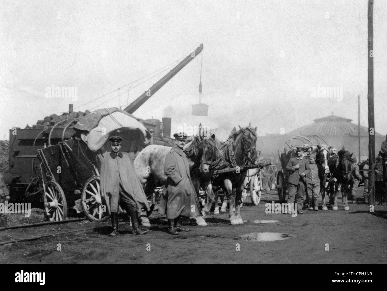 Veranstaltungen, erster Weltkrieg / 1. Weltkrieg, Rückbereich, Soldaten eines deutschen Eisenbahnbataillons mit Pferdewagen auf einem Kohledepot in Frankreich, 14.4.1916, Zusatzrechte-Abfertungen-nicht verfügbar Stockfoto