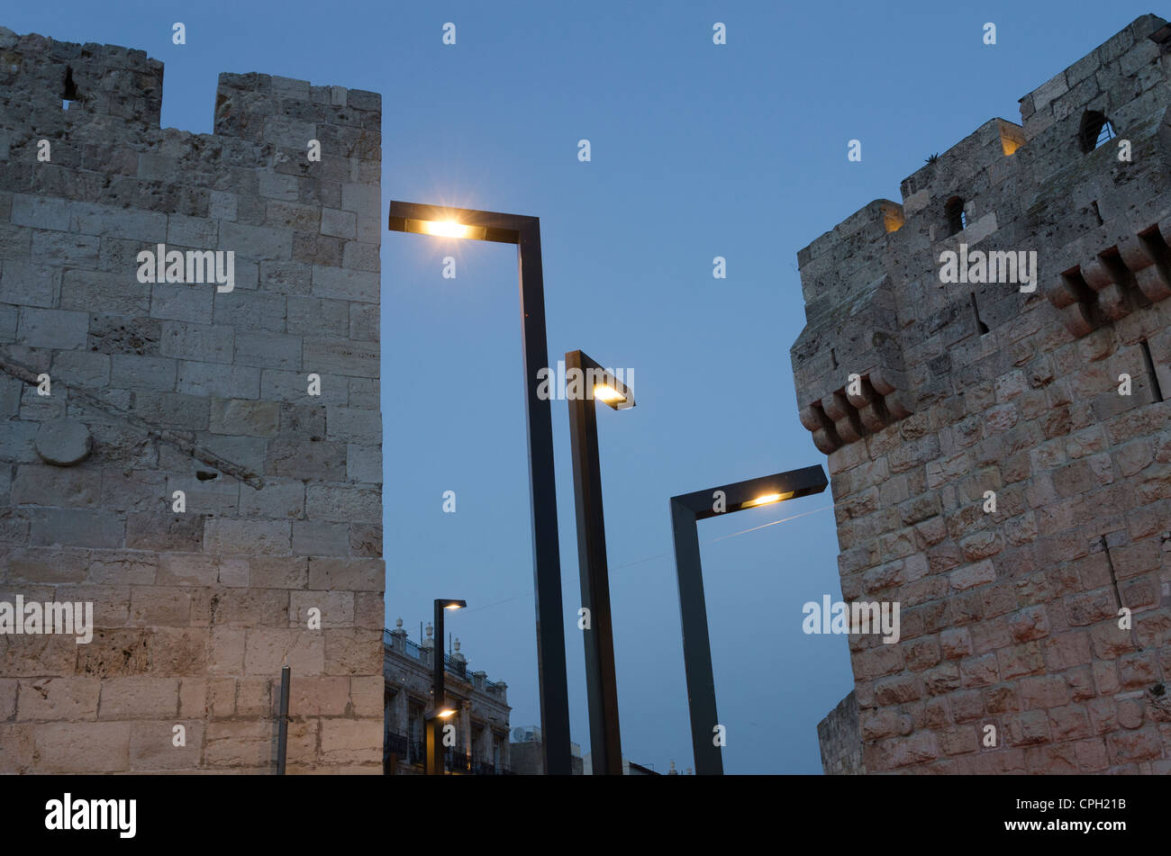 Neue Straßenbeleuchtung am Jaffa-Tor. Altstadt von Jerusalem. Israel. Stockfoto