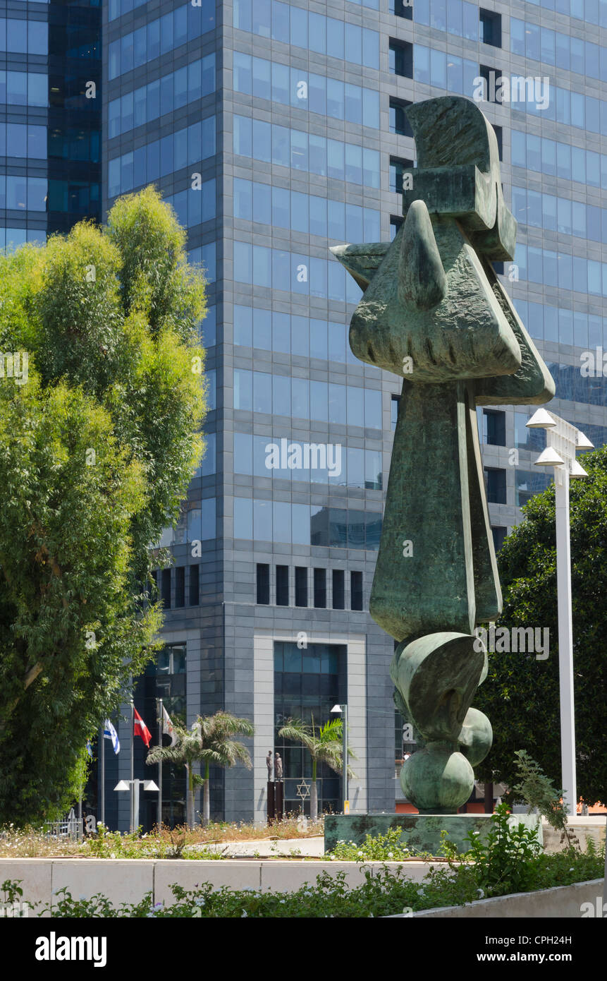 Stadtblick mit Skulpturen und Shalom Aleihem Gebäude. Tel Aviv. Israel. Stockfoto