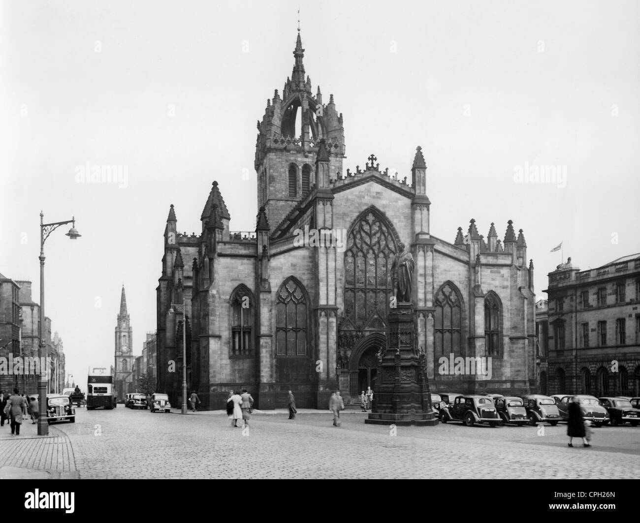 Geographie / Reisen,Großbritannien,Edinburgh,Kirchen,St. Giles Kirche,Außenansicht,1950er,50er,20. Jahrhundert,historisch,historisch,Westeuropa,Schottland,Kirche,Kirchen,Sakral,heilig,Gebäude,Gebäude,Architektur,Platz,Plätze,Monument,Denkmäler,Figur,Figuren,Skulptur,Skulpturen,Statue,Statuen,Standbild,Standbild,Standbild,Parkplatz,Parkplatz,Parkplätze,Parkplätze,Parkplätze,in einem Parkplatz,finden Sie einen Platz Park,Straßenszene,Passanten,von den Passanten,keine-Straßen-Straßen-Passanten,Passanten,Fussgänger,Passanten,Passanten,Passanten-Rechte Stockfoto