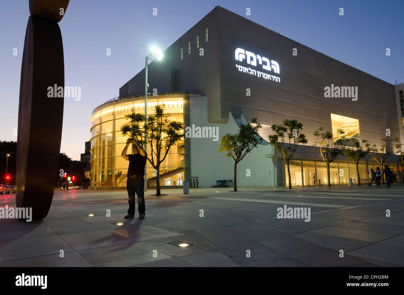Habima renovierten Gebäude des Nationaltheaters in der Abenddämmerung am 8. Mai 2012 in Tel Aviv, Israel. Stockfoto