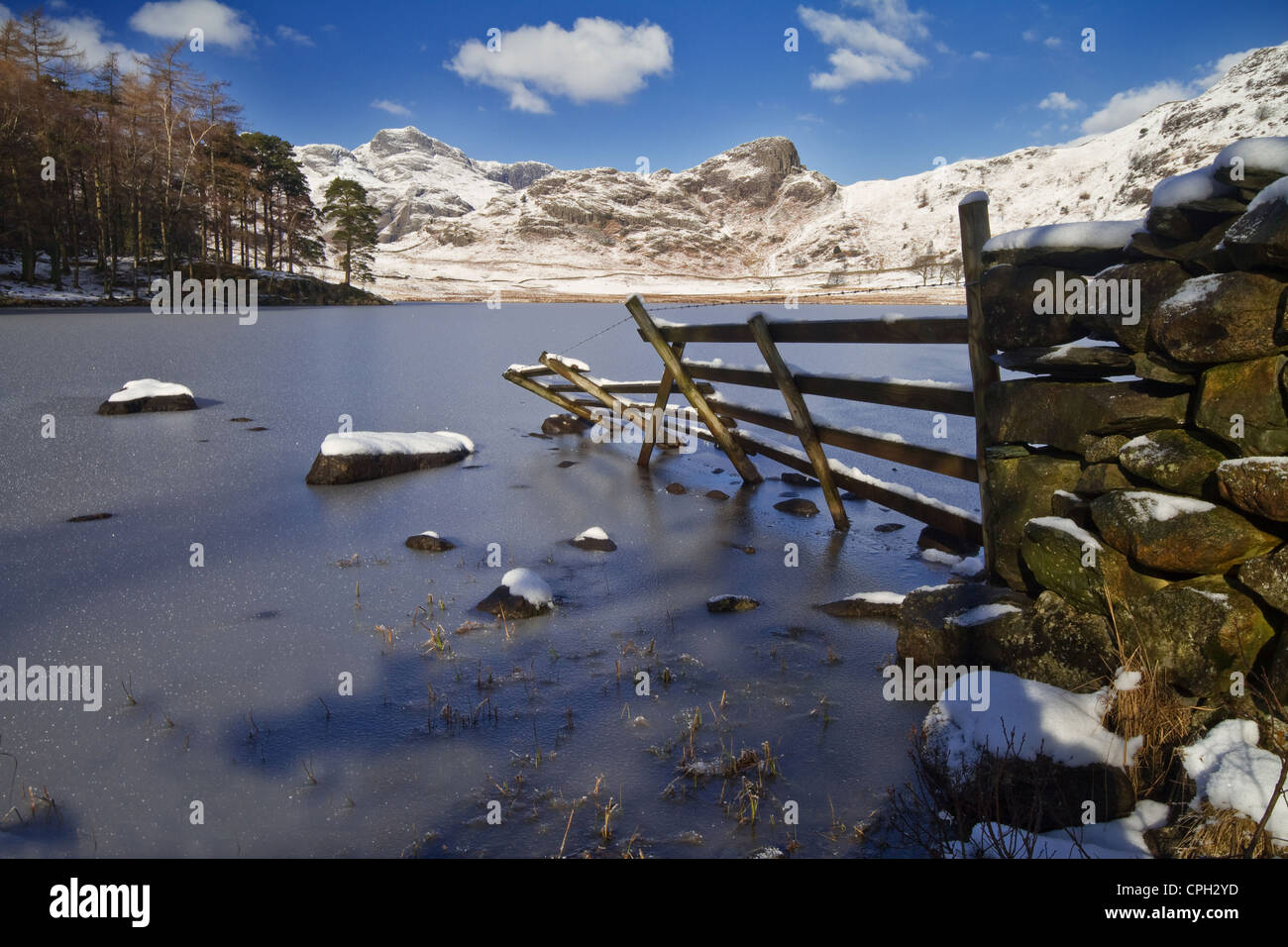 Blea Tarn eingefroren über Stockfoto