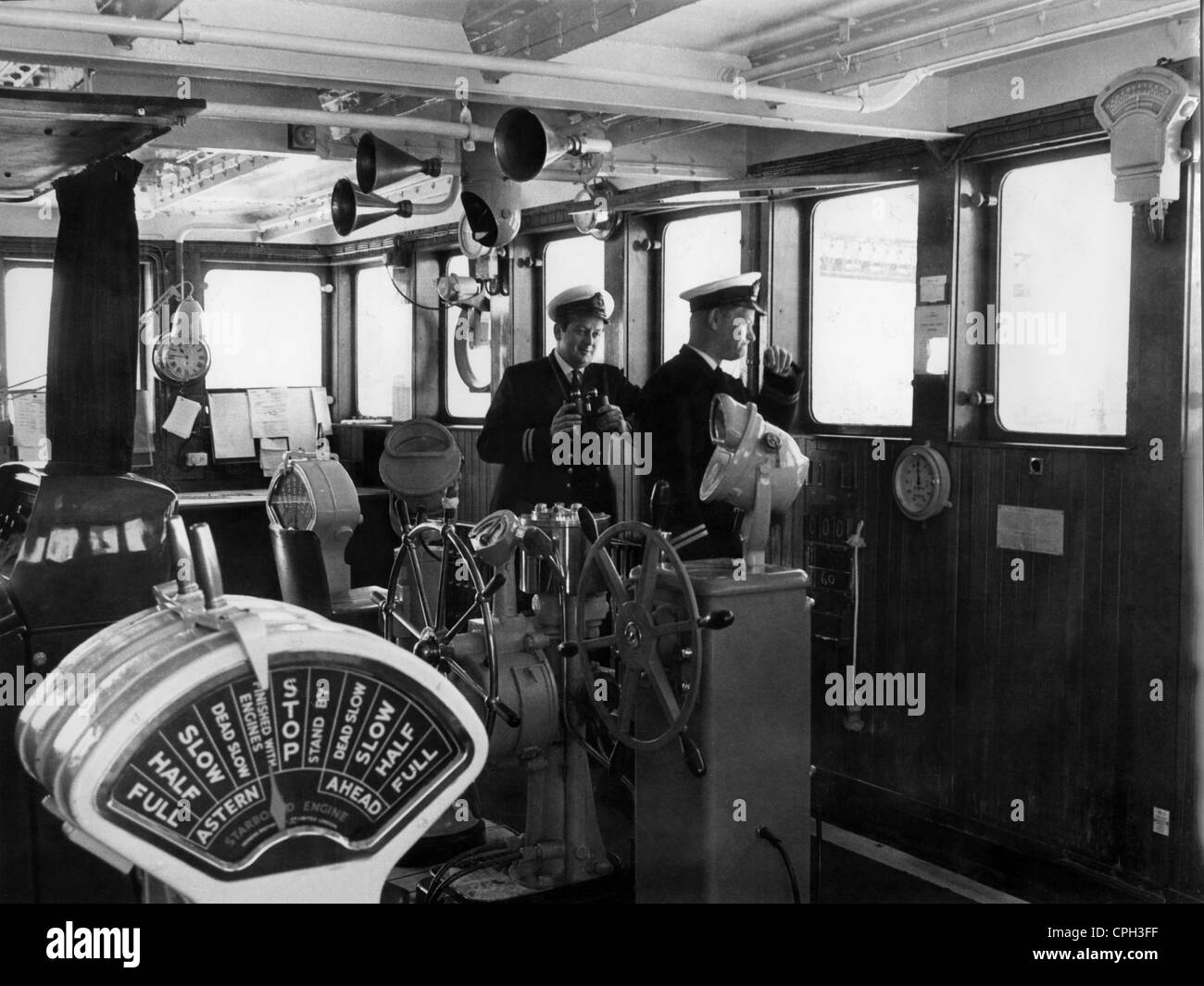 Transport / Transport, Navigation, Interieur / Details, Offiziere auf der Brücke des Passagierschiffs 'Carmania' der Cunard Line, Hamburg, Juli 1970, Zusatzrechte-Abfertigung-nicht verfügbar Stockfoto