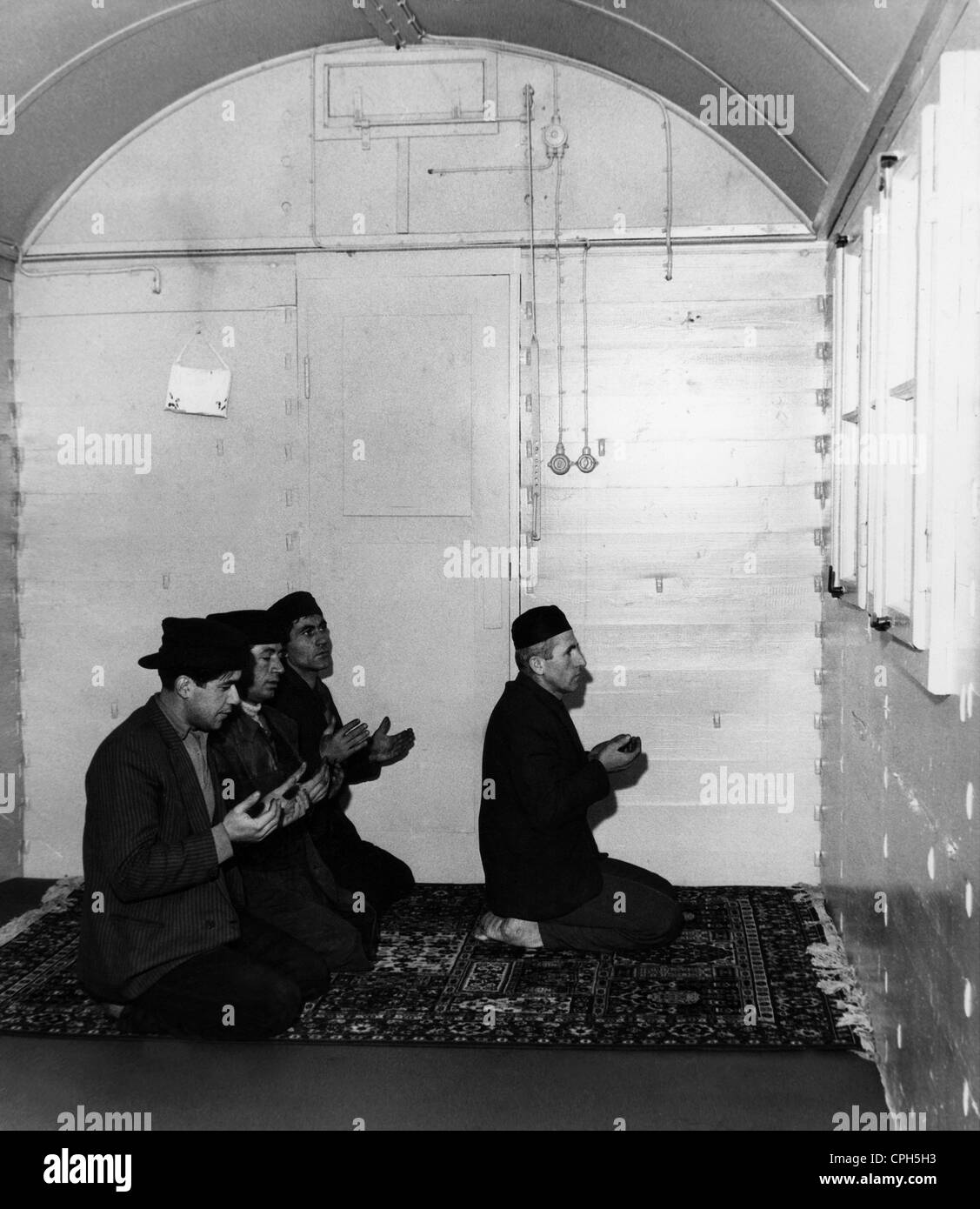 Religion, Islam, Gebetsraum, türkische Bauarbeiter beten in einem als Gebetsraum modifizierten Eisenbahnwaggon, Niedersachsen, 1964, Zusatzrechte-Clearences-nicht vorhanden Stockfoto