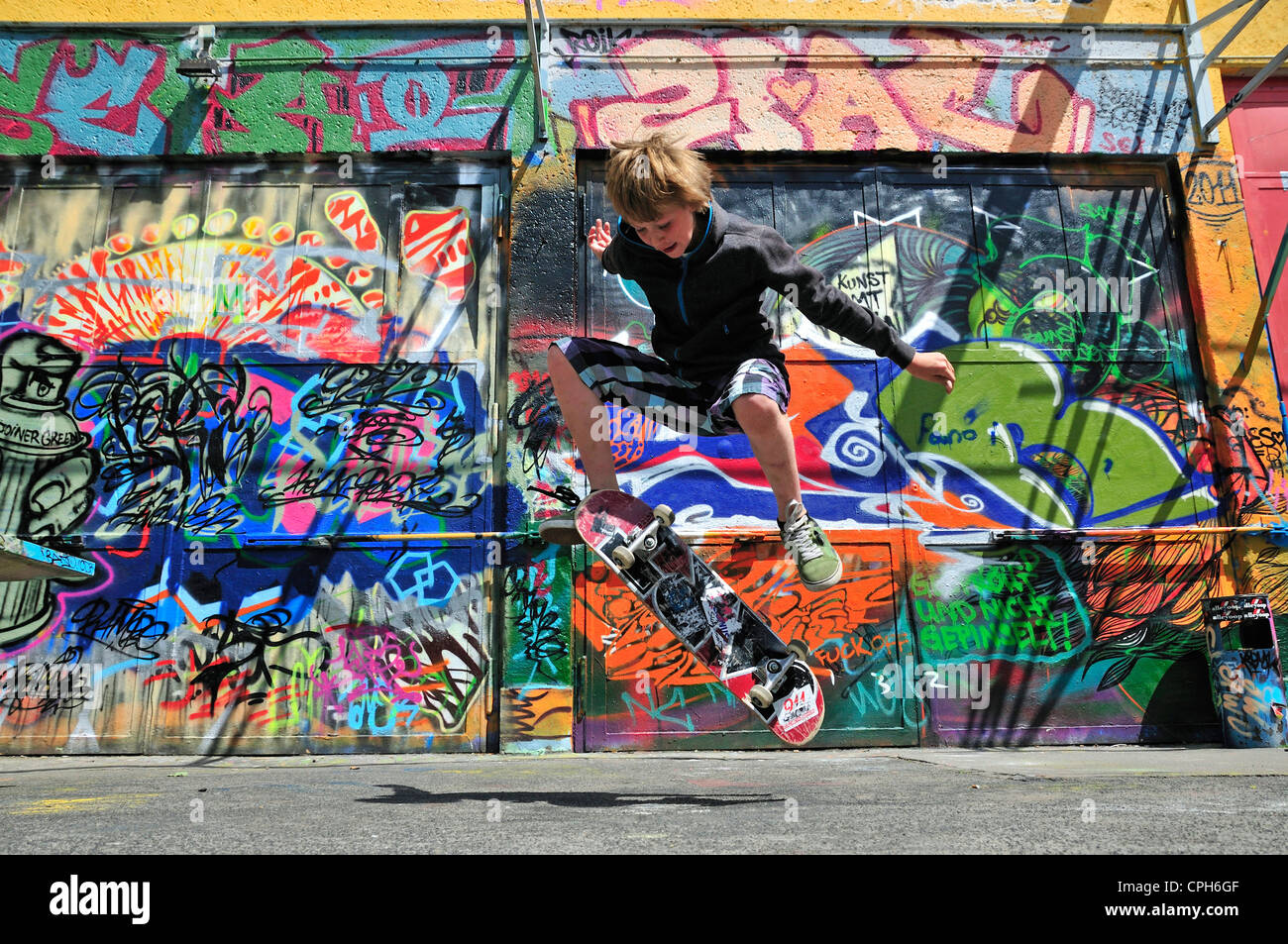 Junge, Deutschland, 11, Europa, Freizeit, Graffiti, Wand, Jugendkultur, junge, Kick Flip, Kind, Kind, Köln, Model-Release, N Stockfoto