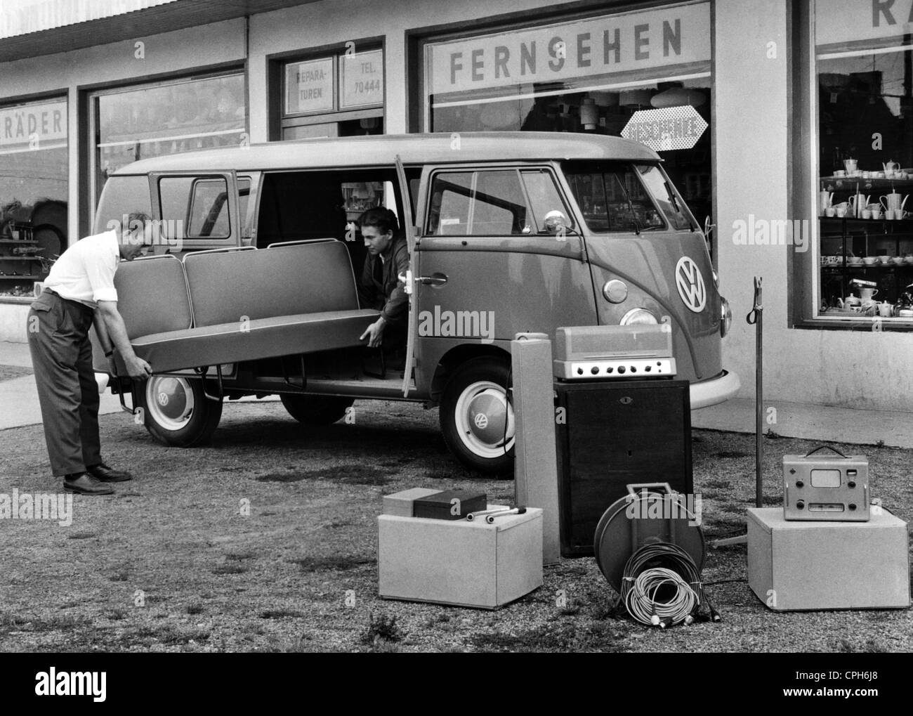 Transport / Transport, Auto, Fahrzeugvarianten, Volkswagen Transporter, VW T1 'Bulli', produziert 1950 - 1967, zwei Männer beladen das Fahrzeug, 50er Jahre, Zusatzrechte-Abfertigung-nicht vorhanden Stockfoto