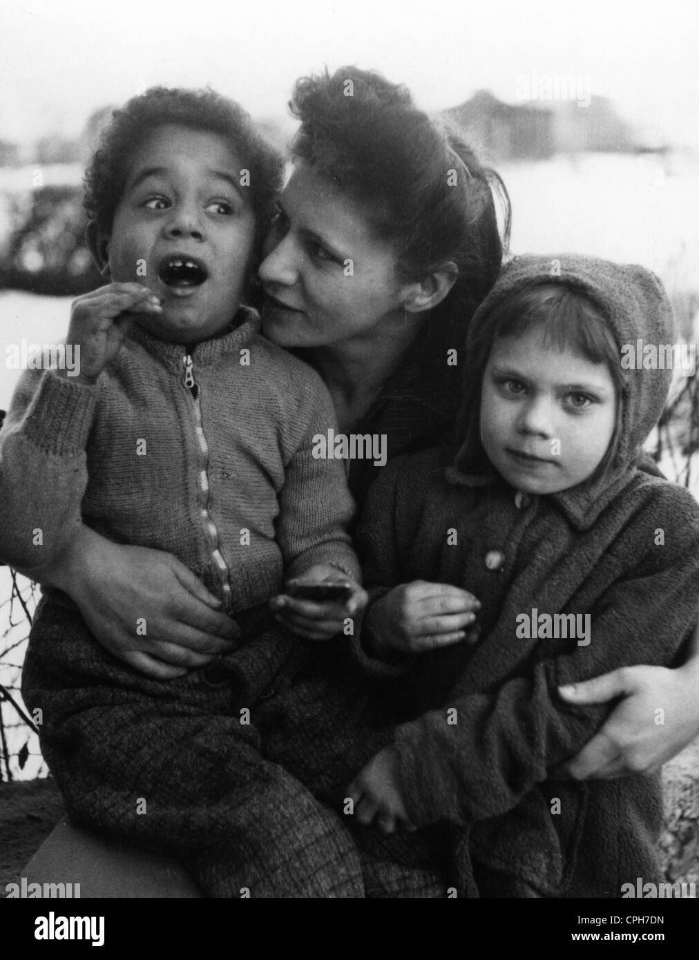 Nachkriegszeit, Menschen, Deutschland, Kriegskinder, Mutter mit zwei Kindern, um 1950, Zusatzrechte-Clearences-nicht vorhanden Stockfoto