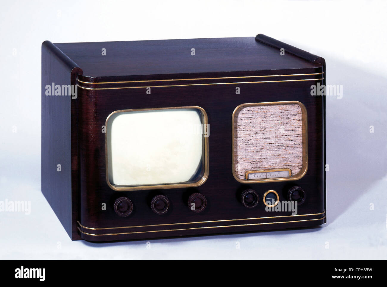 Rundfunk, Fernsehen, Fernsehgerät der C. Lorenz Company, Fernsehgerät 6 P 515, Vorversion, hergestellt um 1951, eines der ersten Fernsehgeräte nach dem Zweiten Weltkrieg, Deutschland, Fernsehgerät, Fernsehgerät, Fernsehgerät, Fernsehgerät, Fernsehgeräte, Fernsehgeräte, Fernsehen, fernsehen, Fernsehen, Fernsehen, Rundfunk, Sendung, Fernsehgeschichte, Erfindung, Erfindungen, Technikgeschichte, Seltenheit, Neugier, Kuriositäten, Sammlerstück, Sammlerstücke, Sammlerstücke, 50er Jahre, Ausschneiden, Ausschneiden, Ausschneiden, Ausschneiden, Stillen, 50er Jahre, 20. Jahrhundert, historisch, historisch, Zusatzrechte-Clearences-nicht verfügbar Stockfoto
